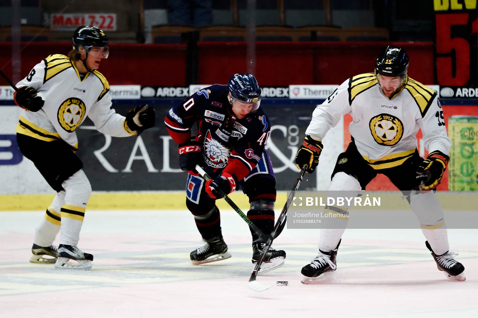 Linköpings Ken André Olimb i en kamp mot Brynäs Jesper