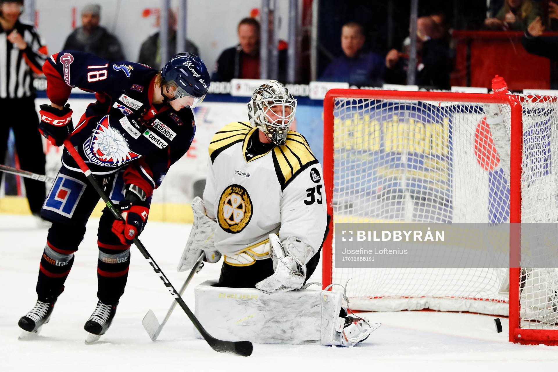 Linköpings Jacob Lilja och Brynäs målvakt David Rautio