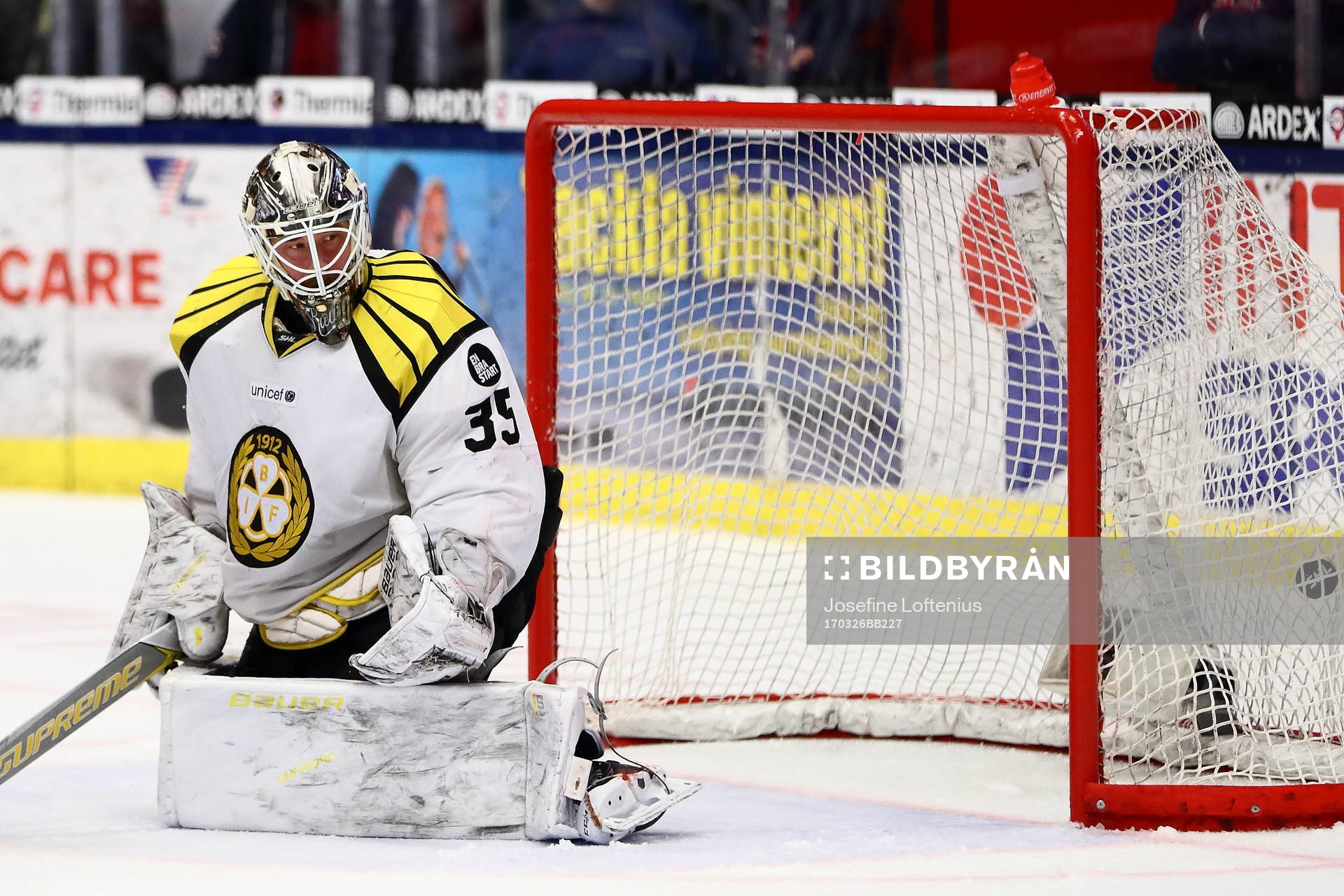Brynäs målvakt David Rautio tittar på pucken som precis