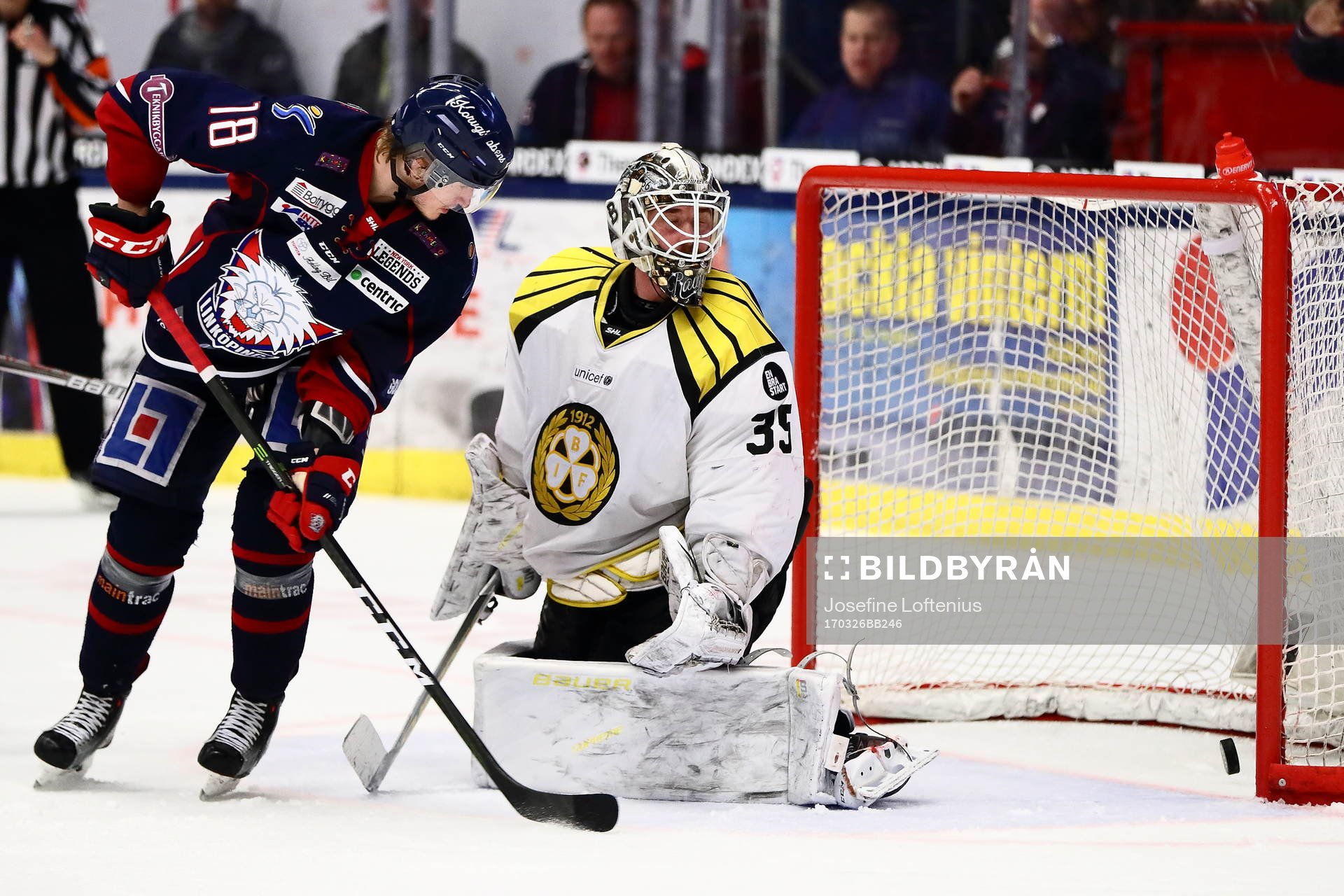 Brynäs målvakt David Rautio och Linköpings Jakob Lilja