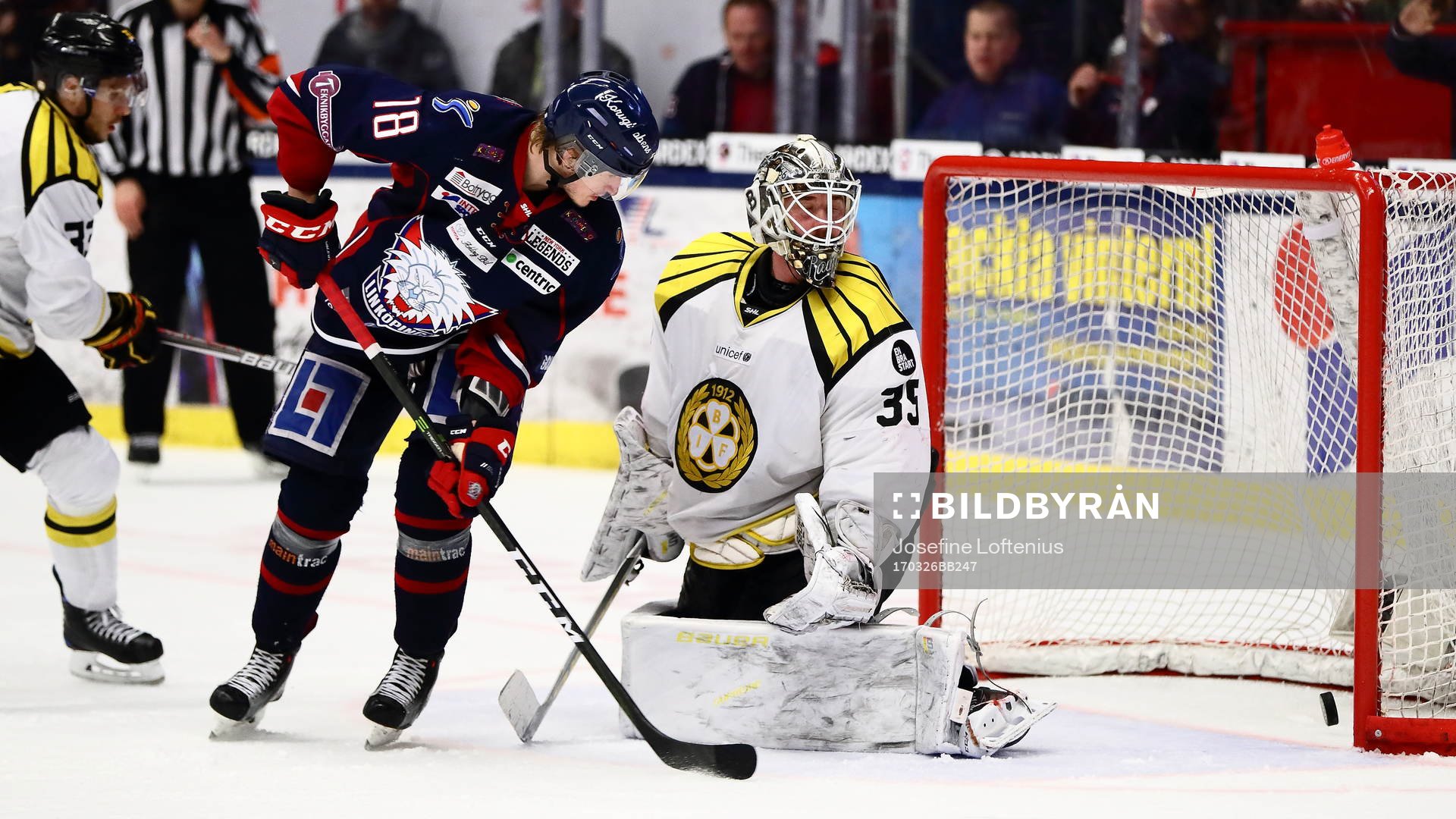 Brynäs målvakt David Rautio, Elias Fälth och Linköpings