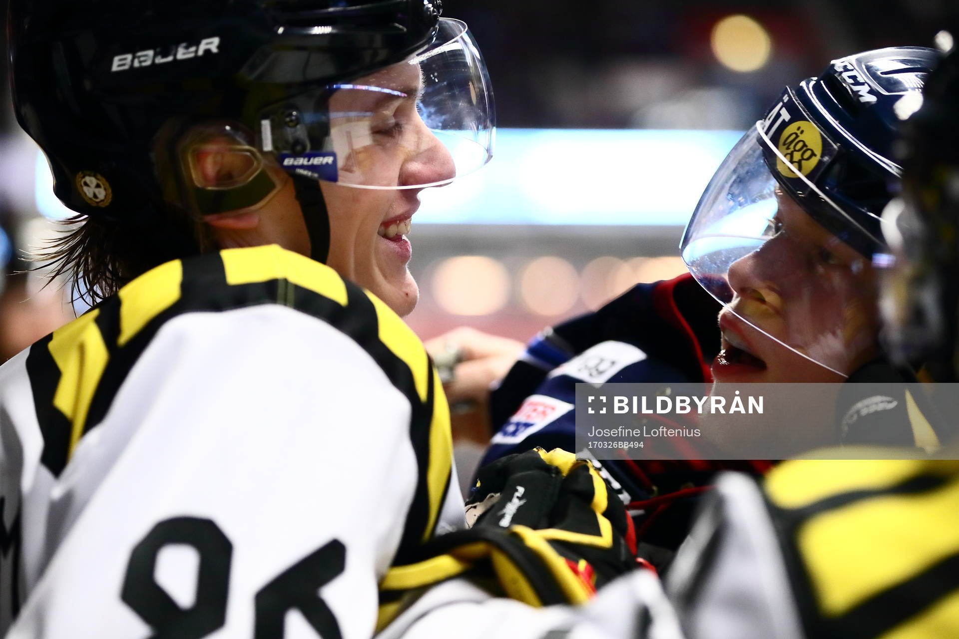 Linköpings Anton Karlsson i dispyt med Brynässpelare