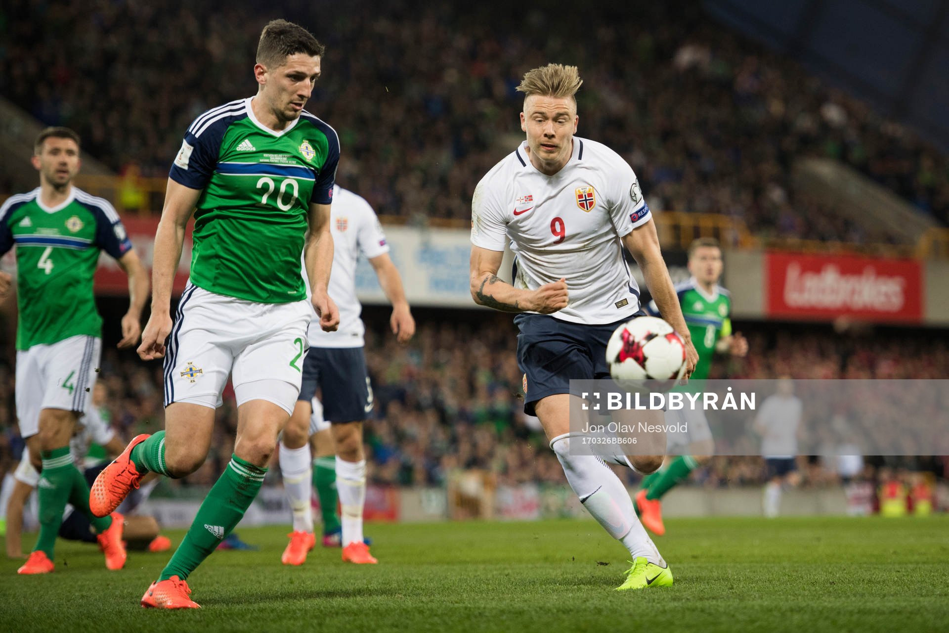 Nordirlands Craig Cathcart och Norges Alexander Toft