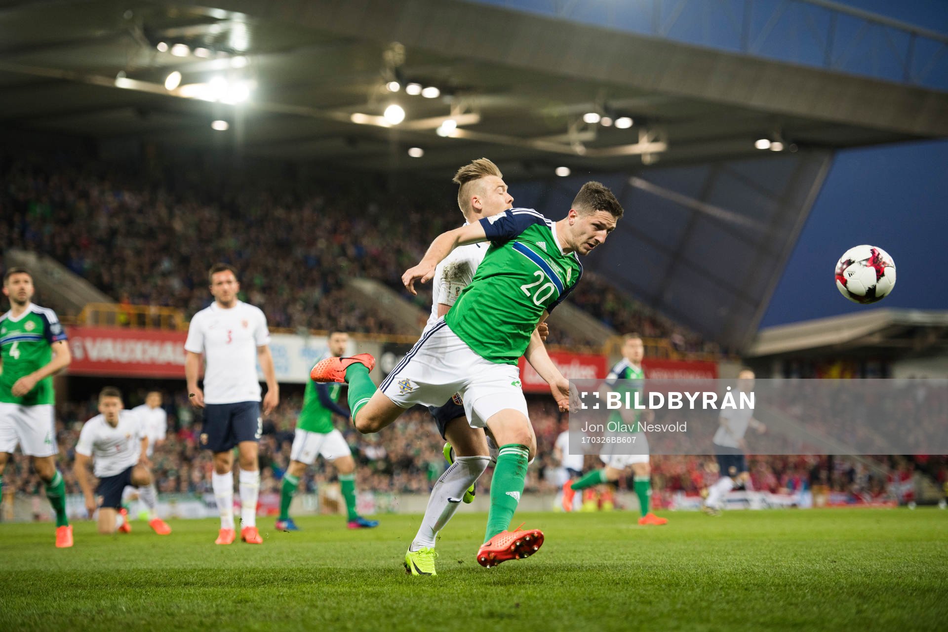 Nordirlands Craig Cathcart och Norges Alexander Toft