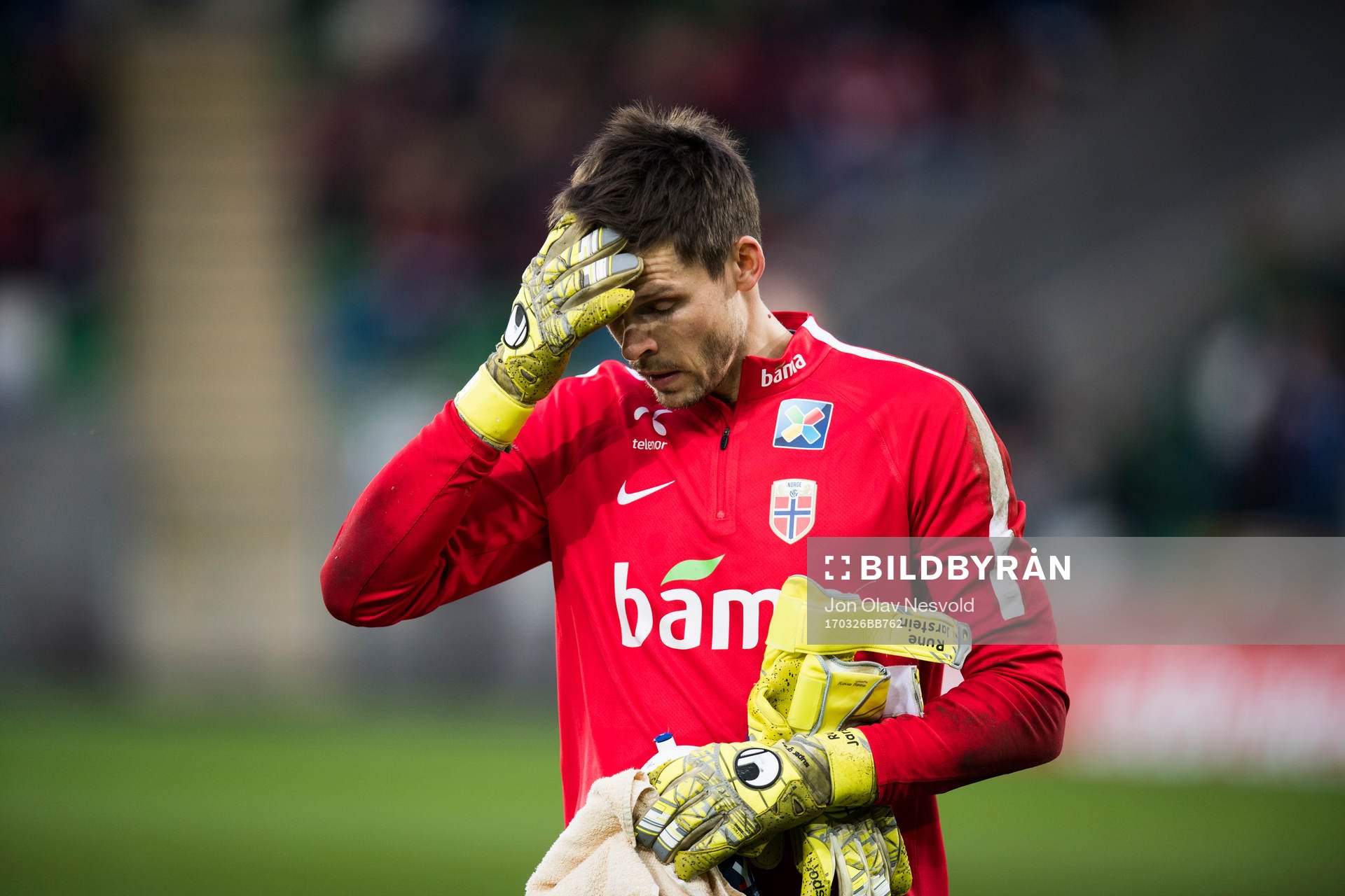 Norges keeper Rune Almenning Jarstein inför fotbollsmatchen i VM-kvalet mellan Nordirland och Norge den 26 mars 2017 i Belfast.
