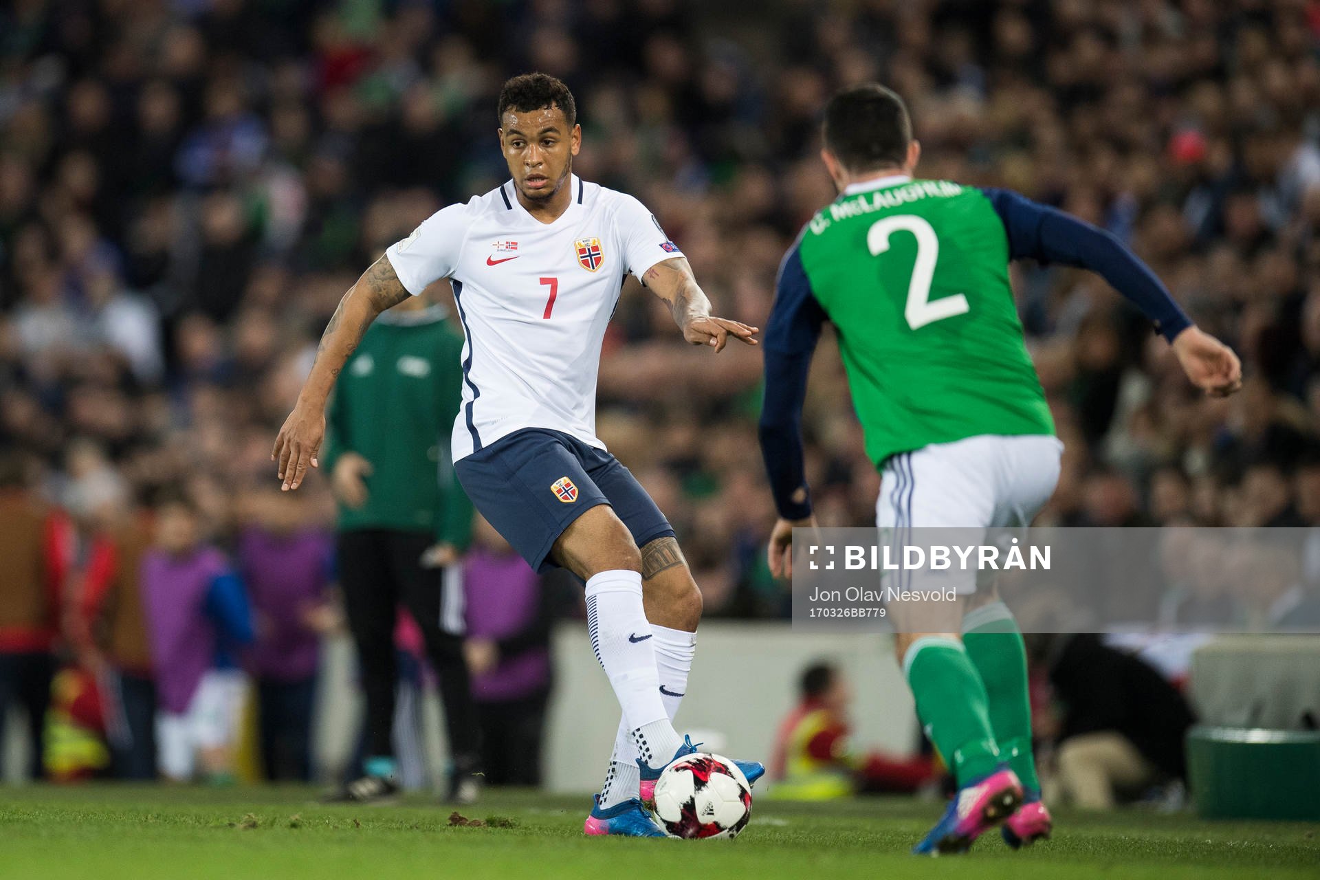Norges Joshua King och Nordirlands Conor McLaughlin under fotbollsmatchen i VM-kvalet mellan Nordirland och Norge den 26 mars 2017 i Belfast.