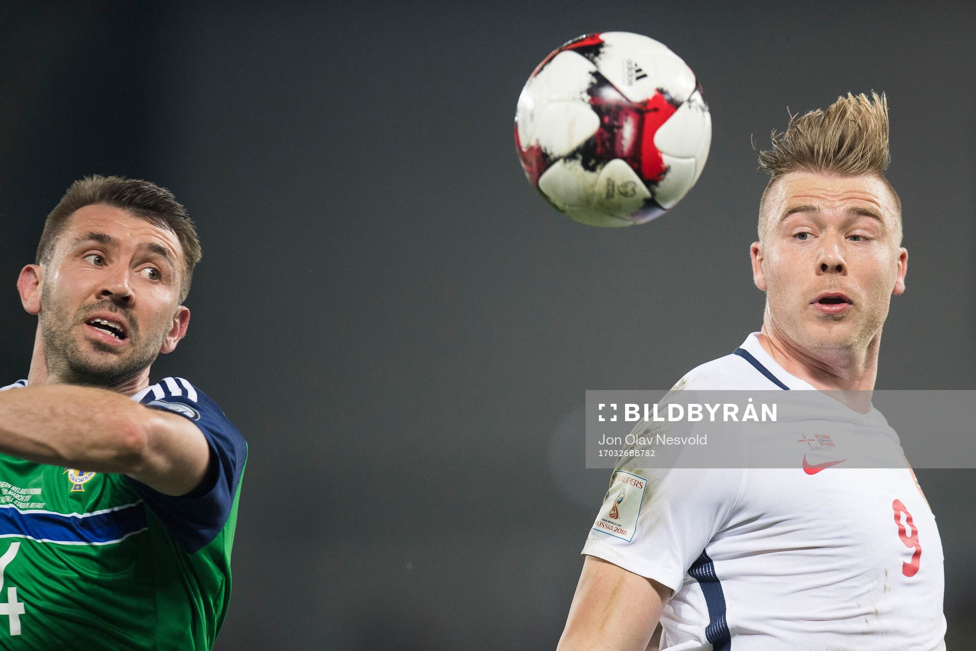 Nordirlands Gareth McAuley och Norges Alexander Søderlund