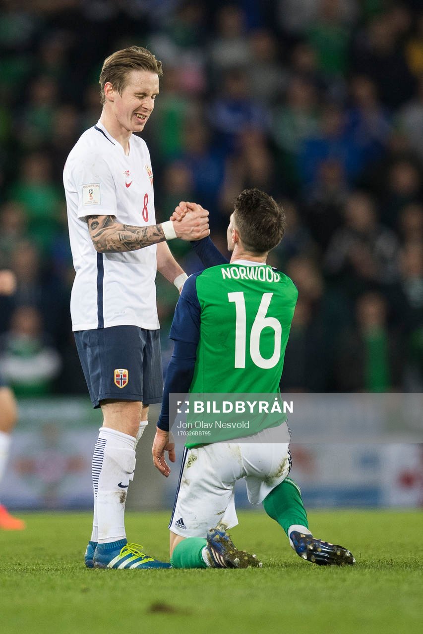 Norges Stefan Johansen och Nordirlands Oliver Norwood