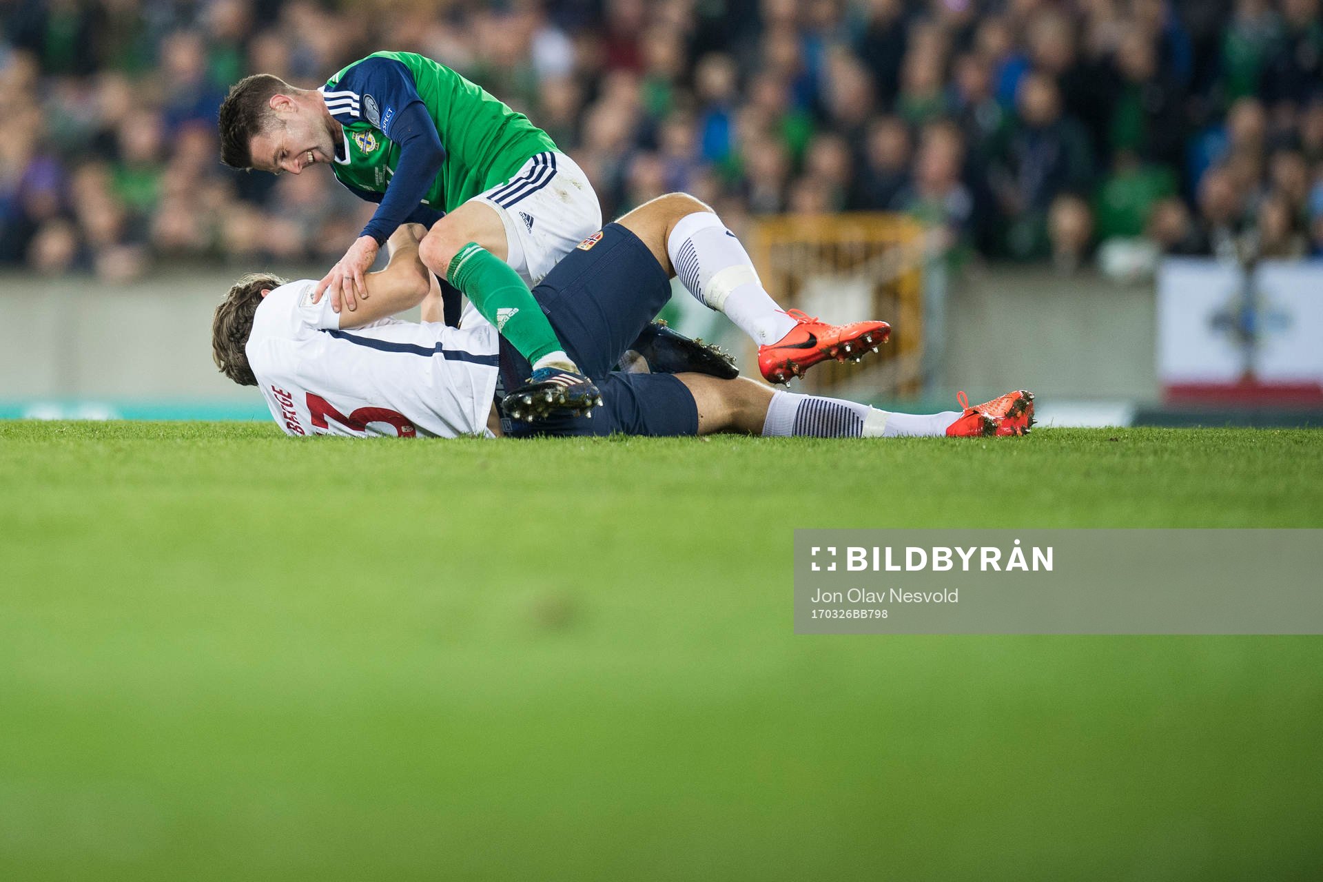 Nordirlands Oliver Norwood och Norges Sander Berge