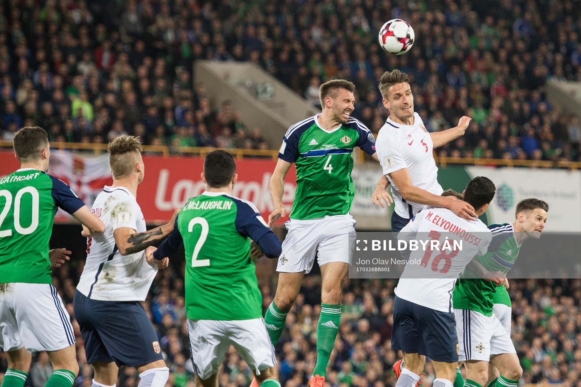 Nordirlands Gareth McAuley och Norges Gustav Valsvik