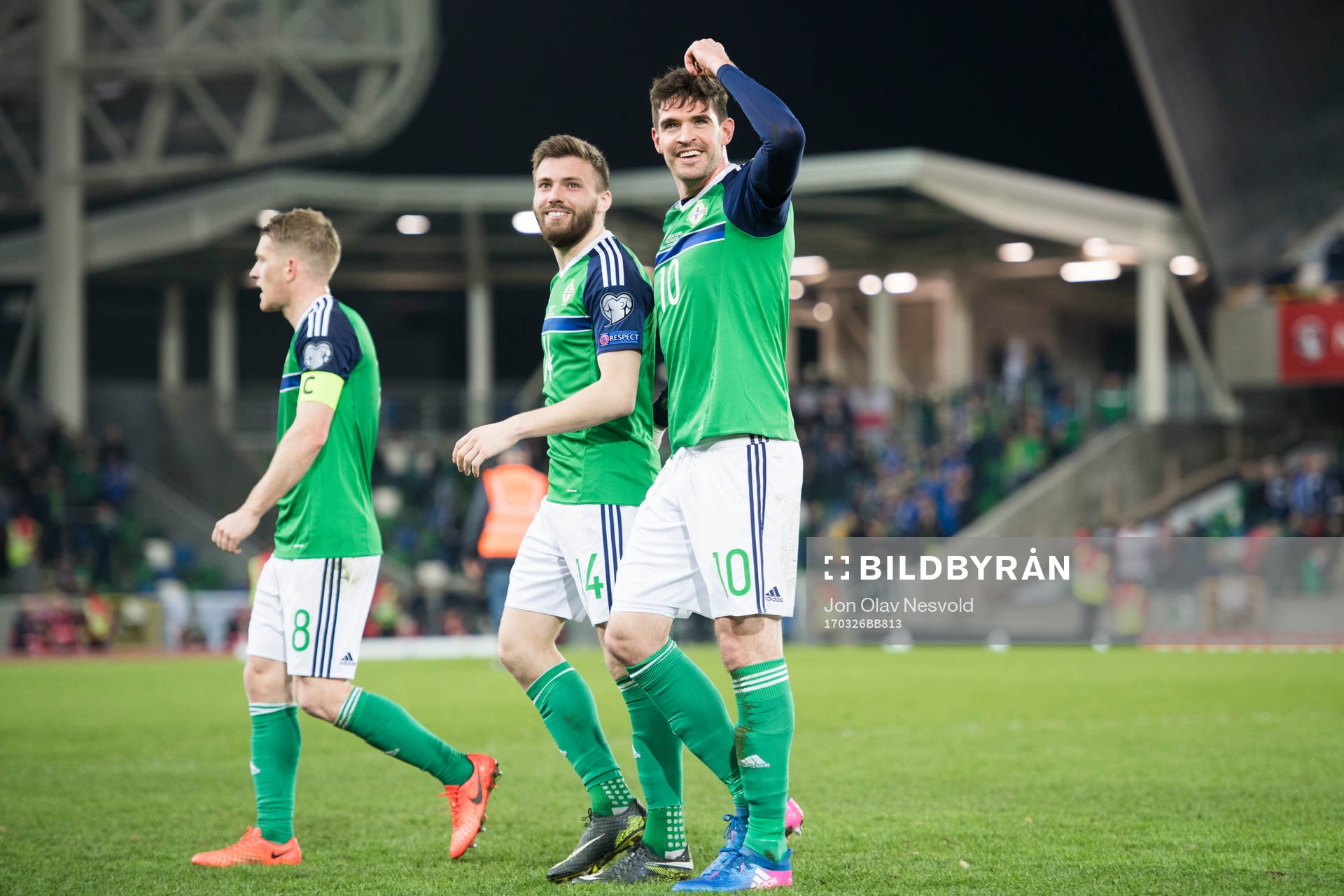 Nordirlands Steven Davis (L), Stuart Dallas (C) och Kyle Lafferty efter fotbollsmatchen i VM-kvalet mellan Nordirland och Norge den 26 mars 2017 i Belfast.
