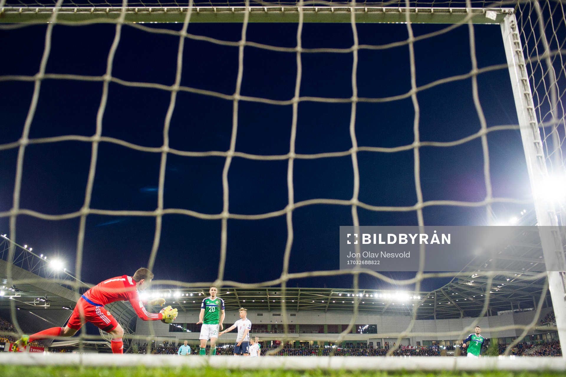 Nordirlands keeper Michael McGovern räddar en av Norges
