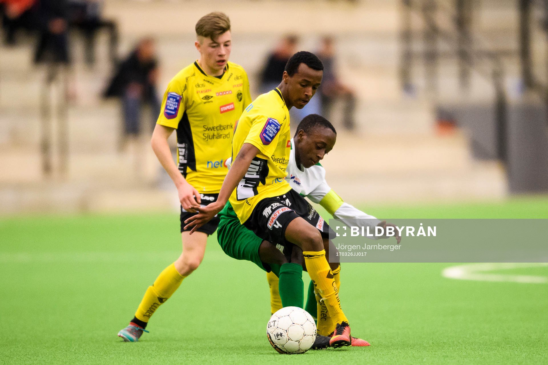 Elfsborgs Awil Hassan och Västra Frölundas Abdoulie Jobe under fotbollsmatchen i Ligacupen Final U16 mellan Västra Frölunda och Elfsborg den 26 mars 2017 i Göteborg.