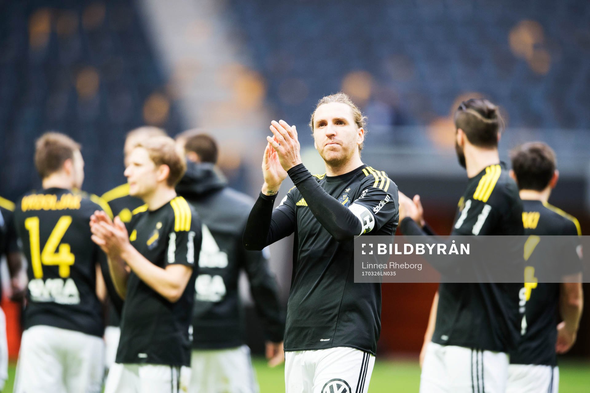 AIK:s spelare jublar efter en träningsmatch i fotboll mellan AIK och Norrköping den 26 mars 2017 i Stockholm. 