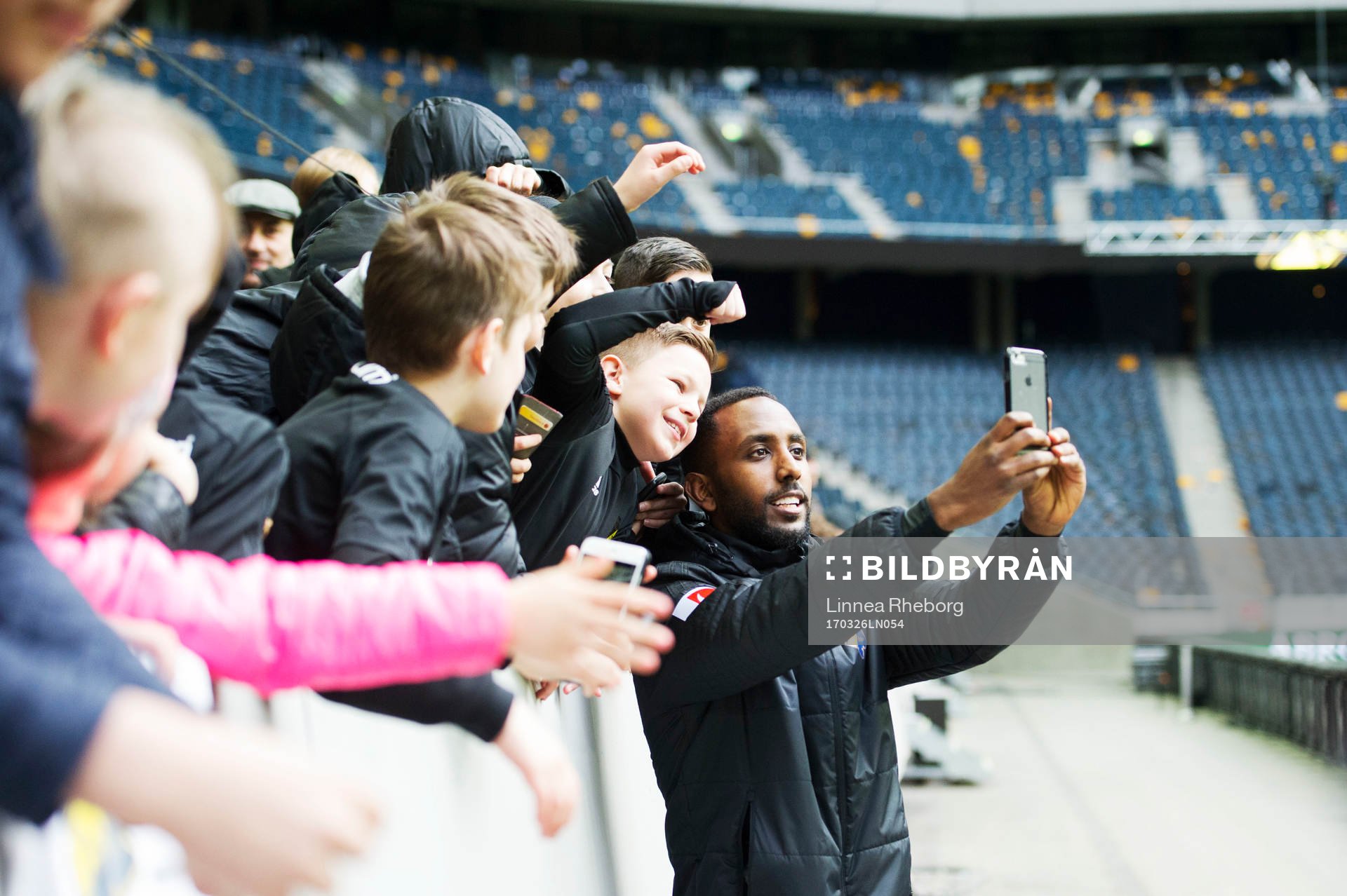 s Henok Goitom tar kort med fans