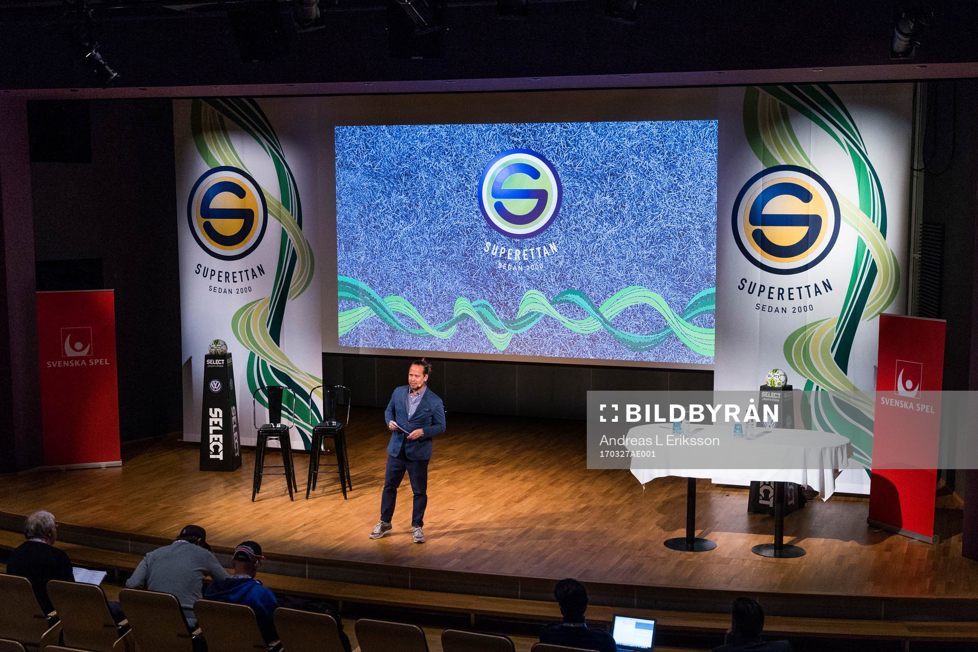 Konferencier Jesper Hussfelt på scenen
