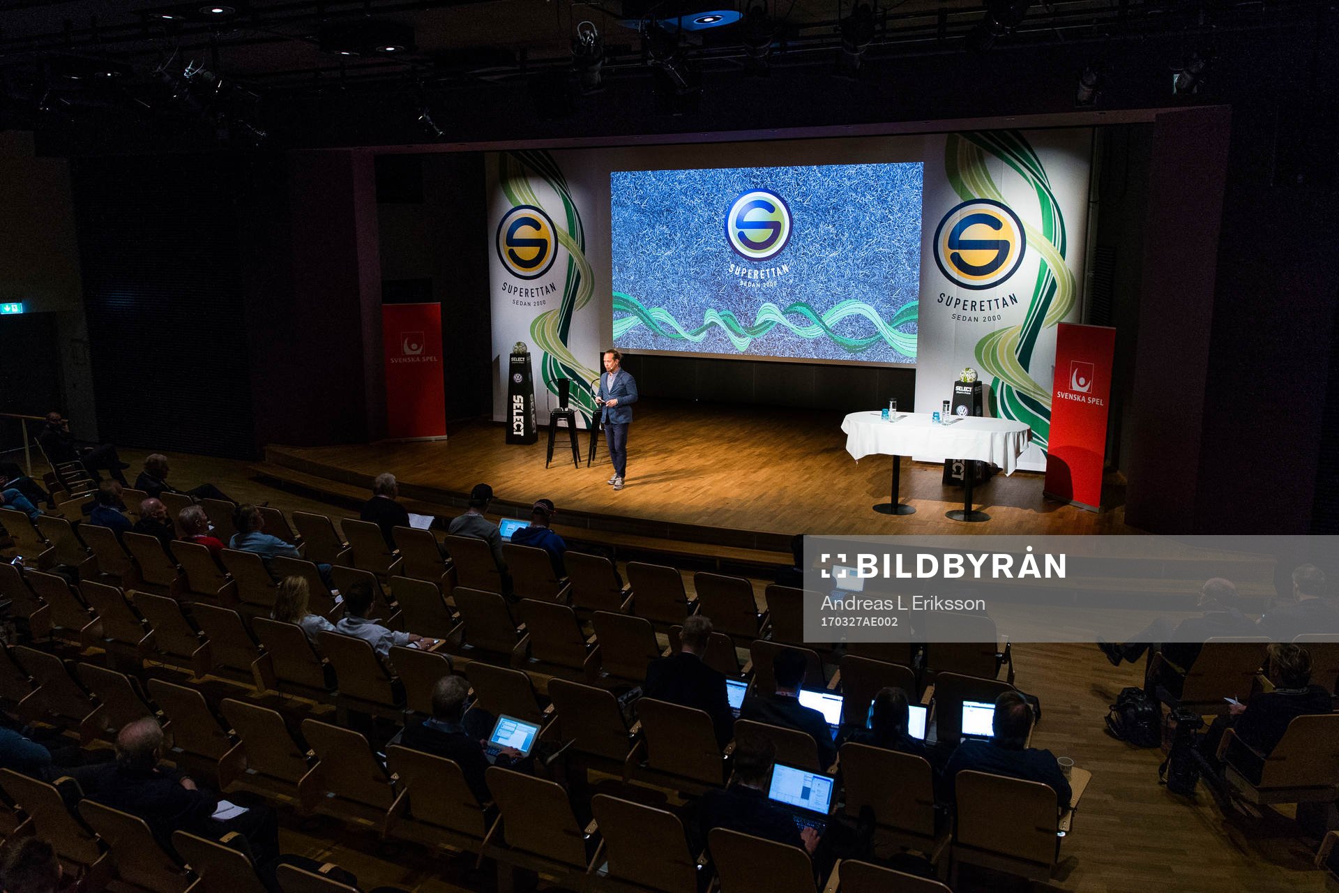 Konferencier Jesper Hussfelt på scenen
