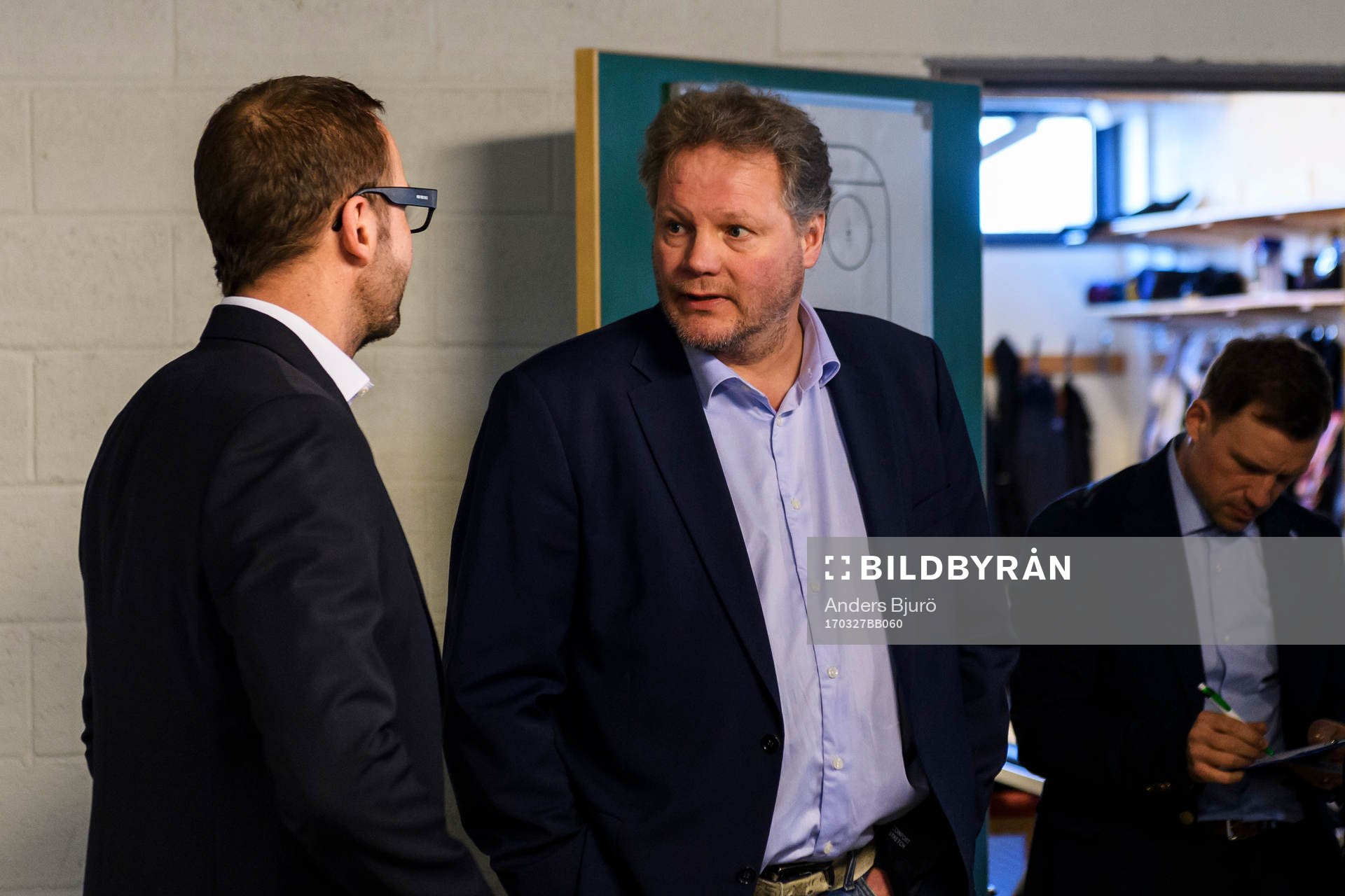Rögles assisterande tränare Roger Hansson samtalar med
