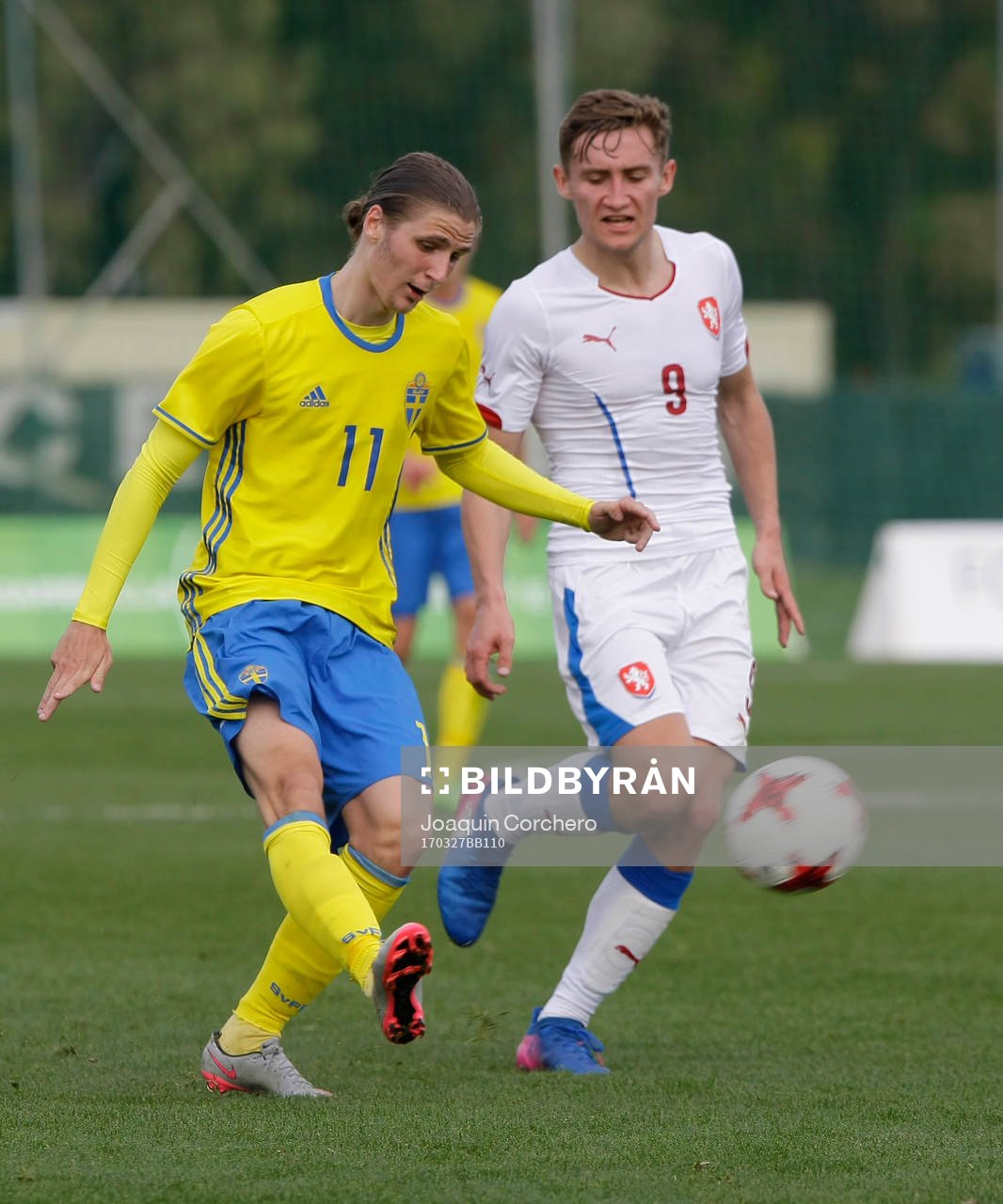 PAWEL CIBICKI (11 SWEDEN) PASS THE BALL
