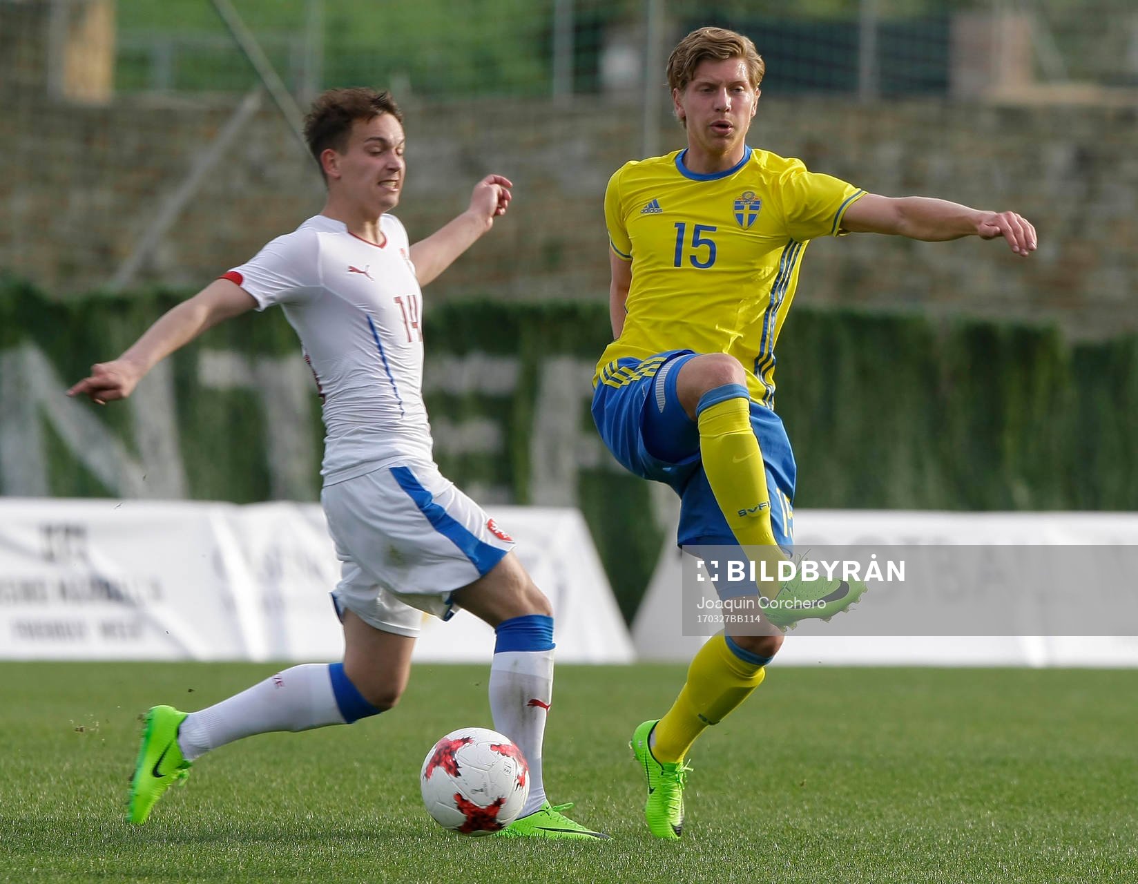 ALEXANDER FRANSSON (15 SWEDEN) LOSE THE BALL
