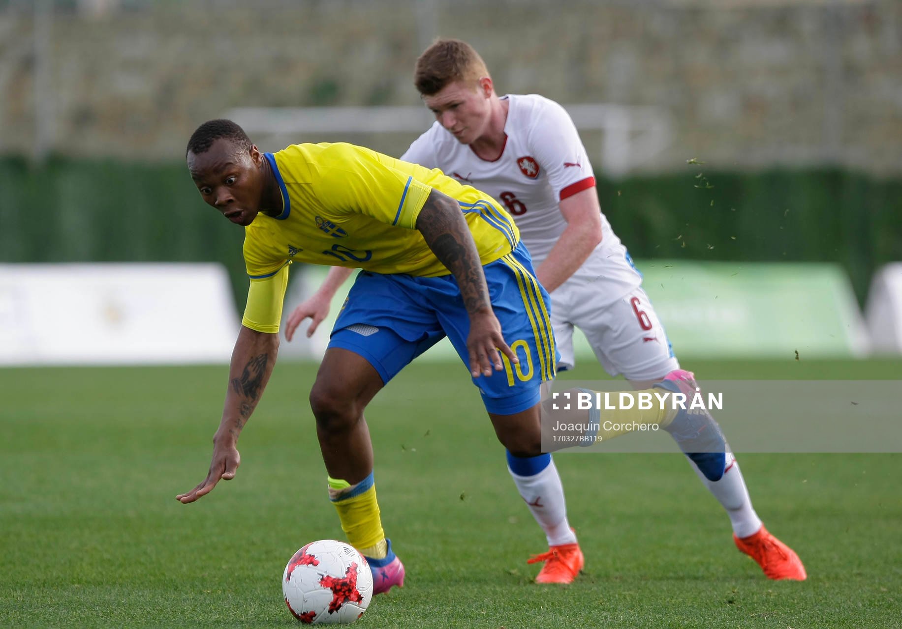 CARLOS STRANDBERG (10 SWEDEN) PASS THE BALL
