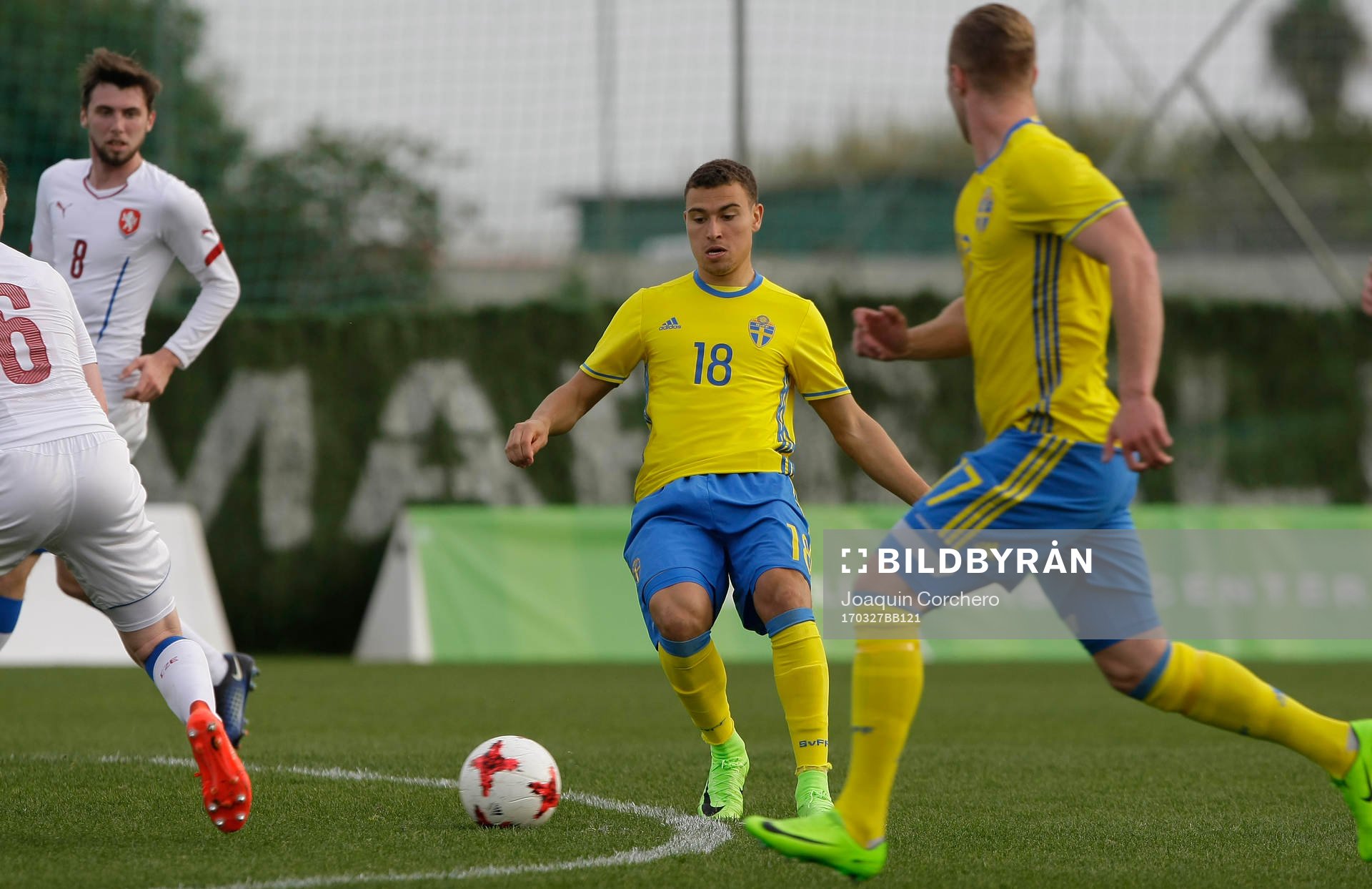 JORDAN LARSSON (18 SWEDEN) PASS THE BALL