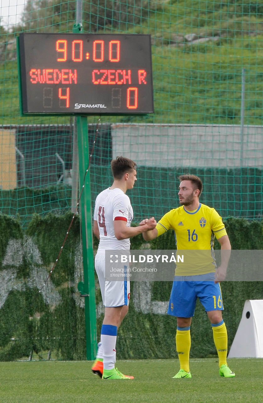 MUAMER TANKOVIC (16 SWEDEN) GREET YOUR RIVAL JOSEF KVIDA (4