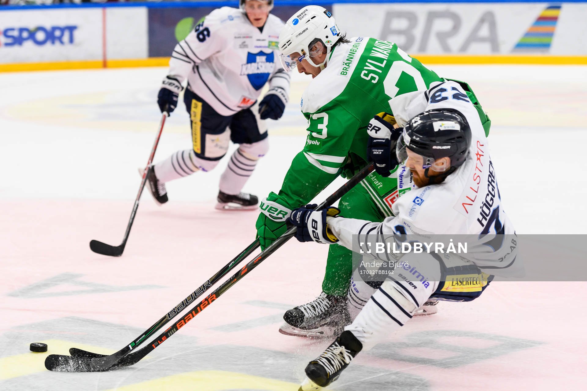 Rögles Daniel Sylwander i kamp om pucken mot Karlskogas