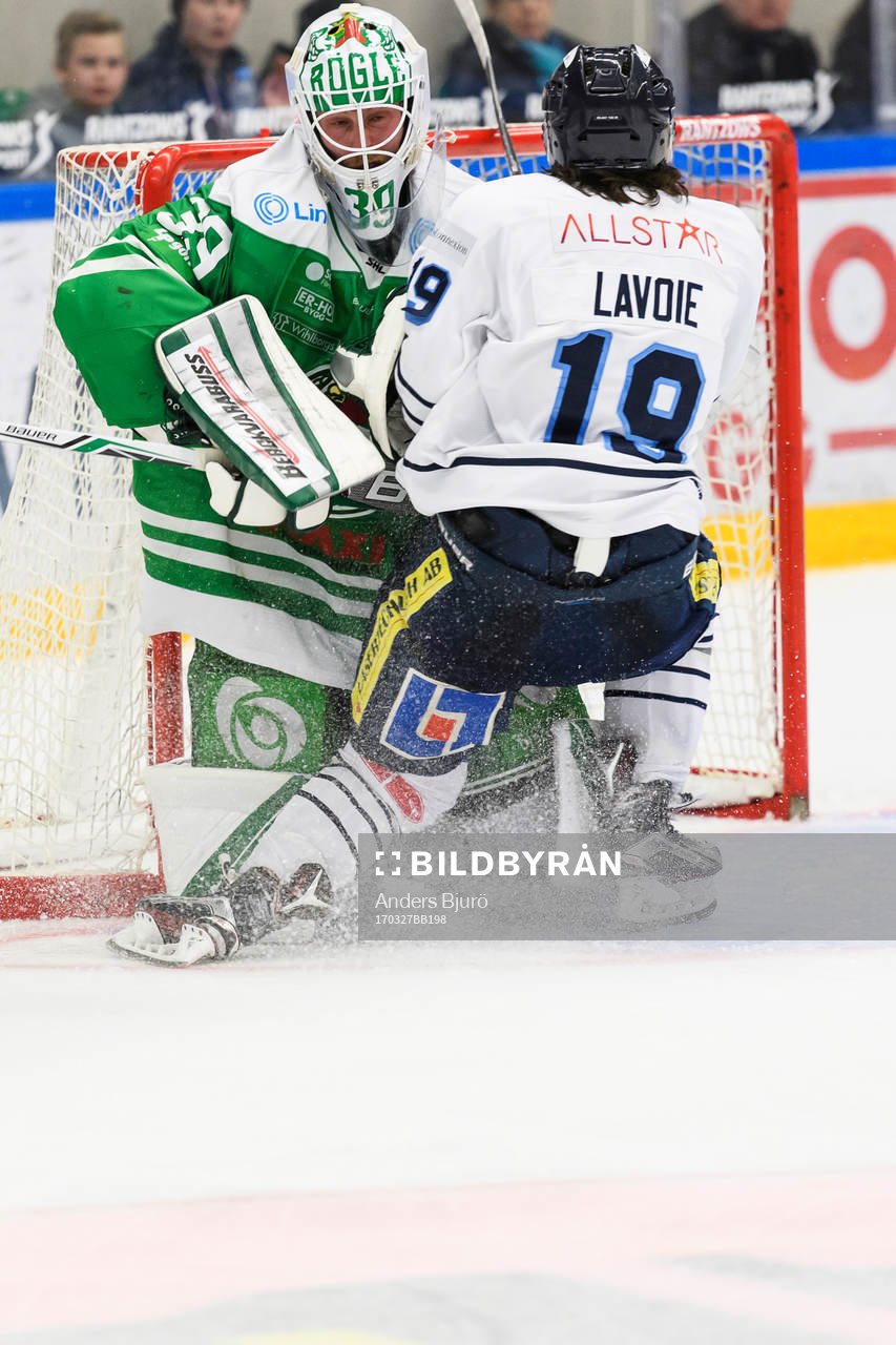 Karlskogas Alexandre Lavoie kör in i Rögles målvakt