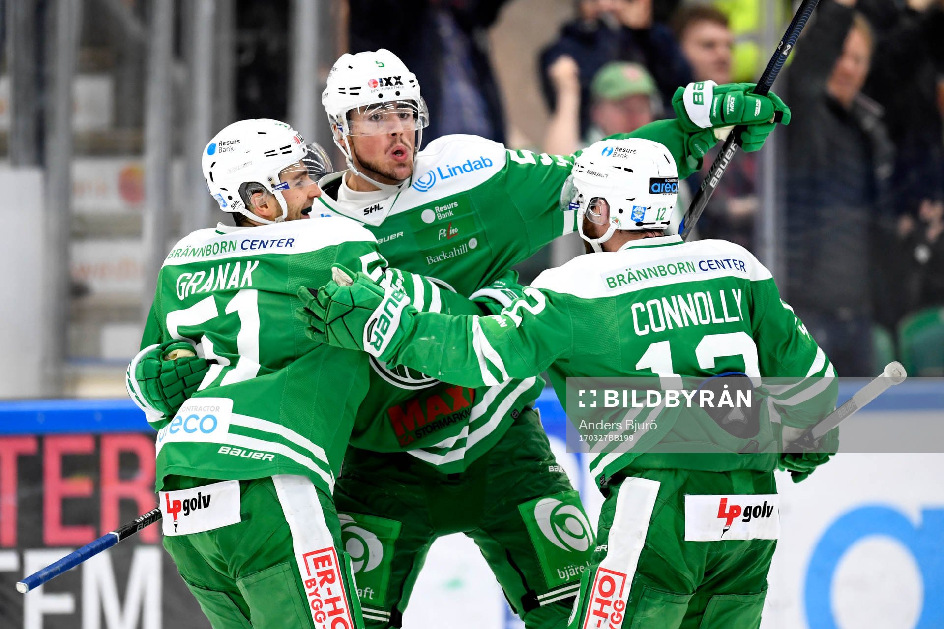 Rögles Alen Bibic jublar med lagkamrater