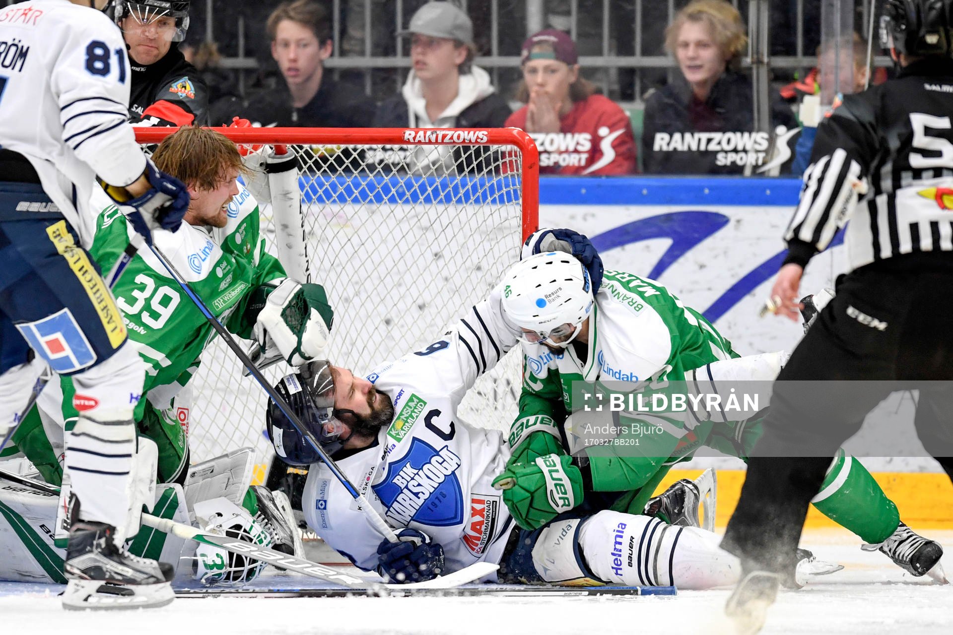 Karlskogas Daniel Wessner och Rögles Kevin Marshall i ett