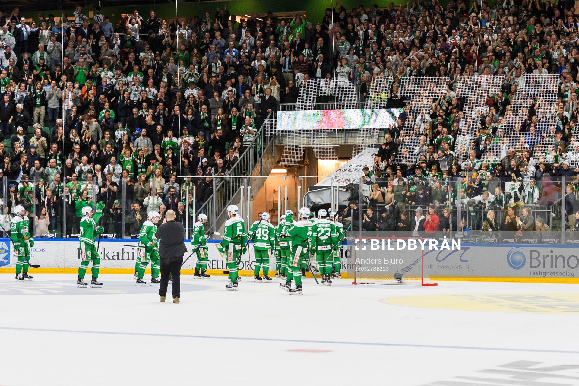 Rögles spelare jublar och tackar sina supporters
