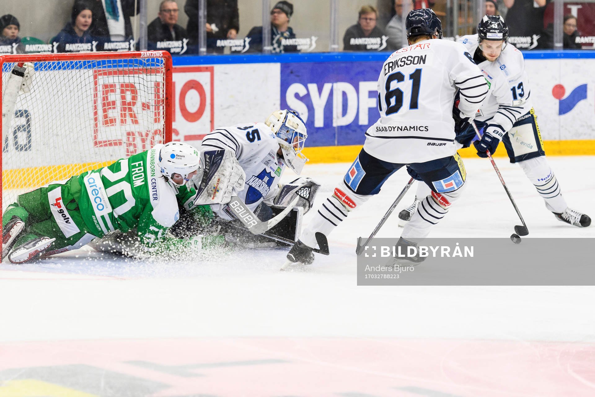 Rögles Mathias From och Karlskogas målvakt Emil Kruse