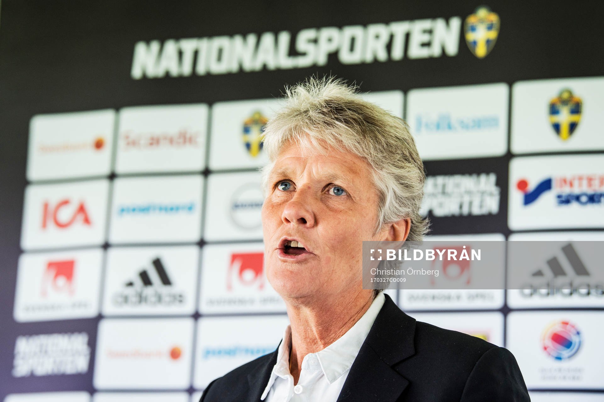 Förbundskaptenen för svenska damfotbollslandslaget, Pia