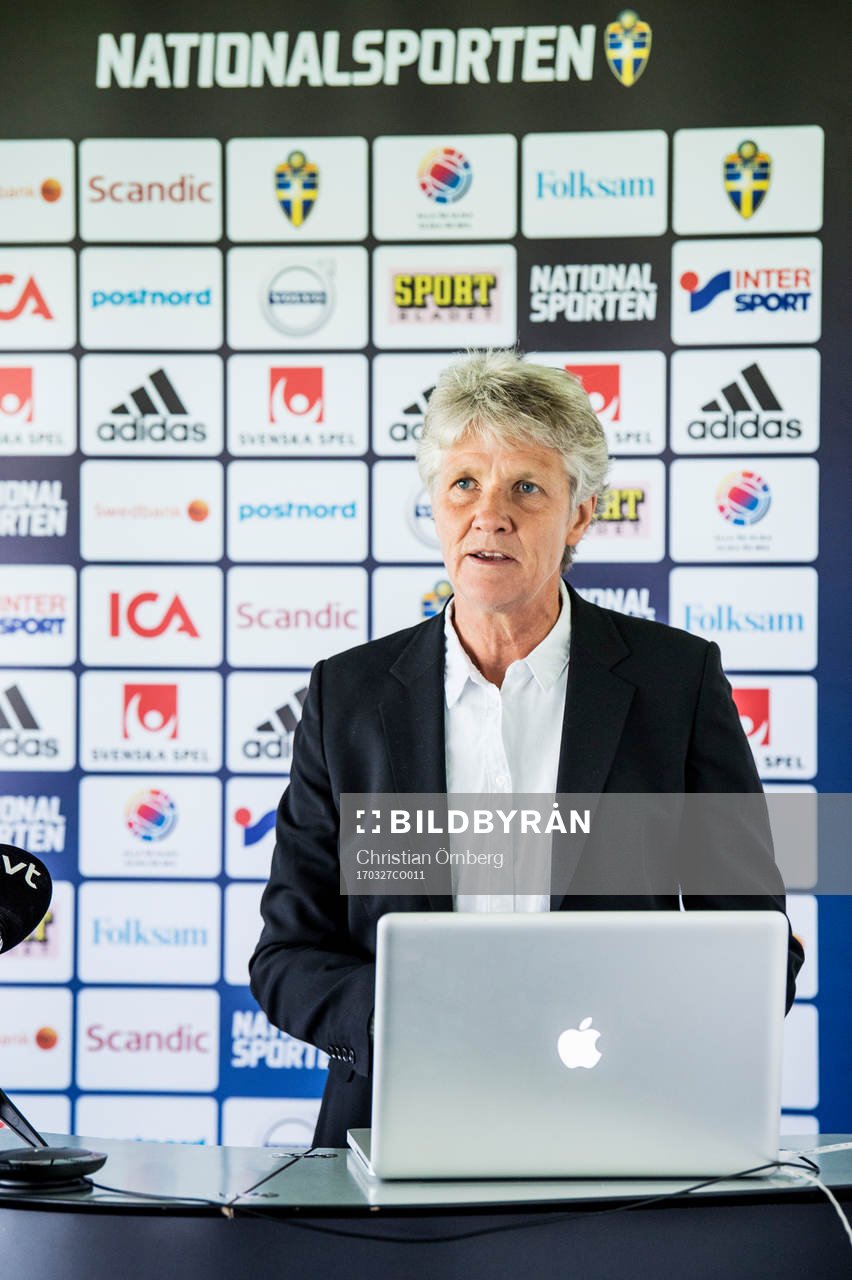 Förbundskaptenen för svenska damfotbollslandslaget, Pia