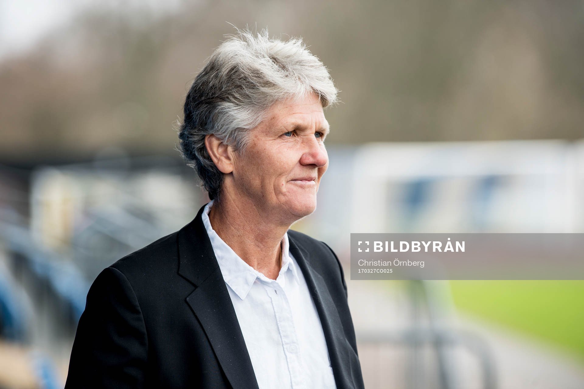 Förbundskaptenen för svenska damfotbollslandslaget, Pia Sundhage, på Vångavallens läktare efter att hon presenterar truppen till landskampen mot Kanada under en presskonferens den 27 mars 2017 i Trelleborg.