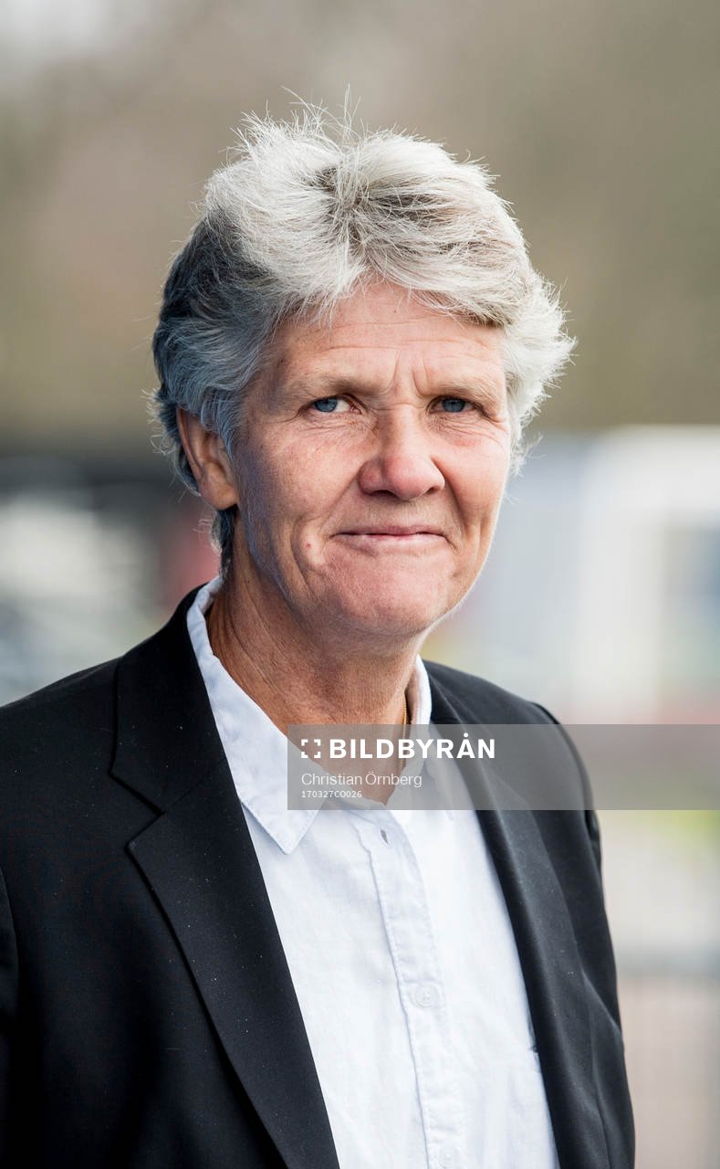 Förbundskaptenen för svenska damfotbollslandslaget, Pia Sundhage, på Vångavallens läktare efter att hon presenterar truppen till landskampen mot Kanada under en presskonferens den 27 mars 2017 i Trelleborg.