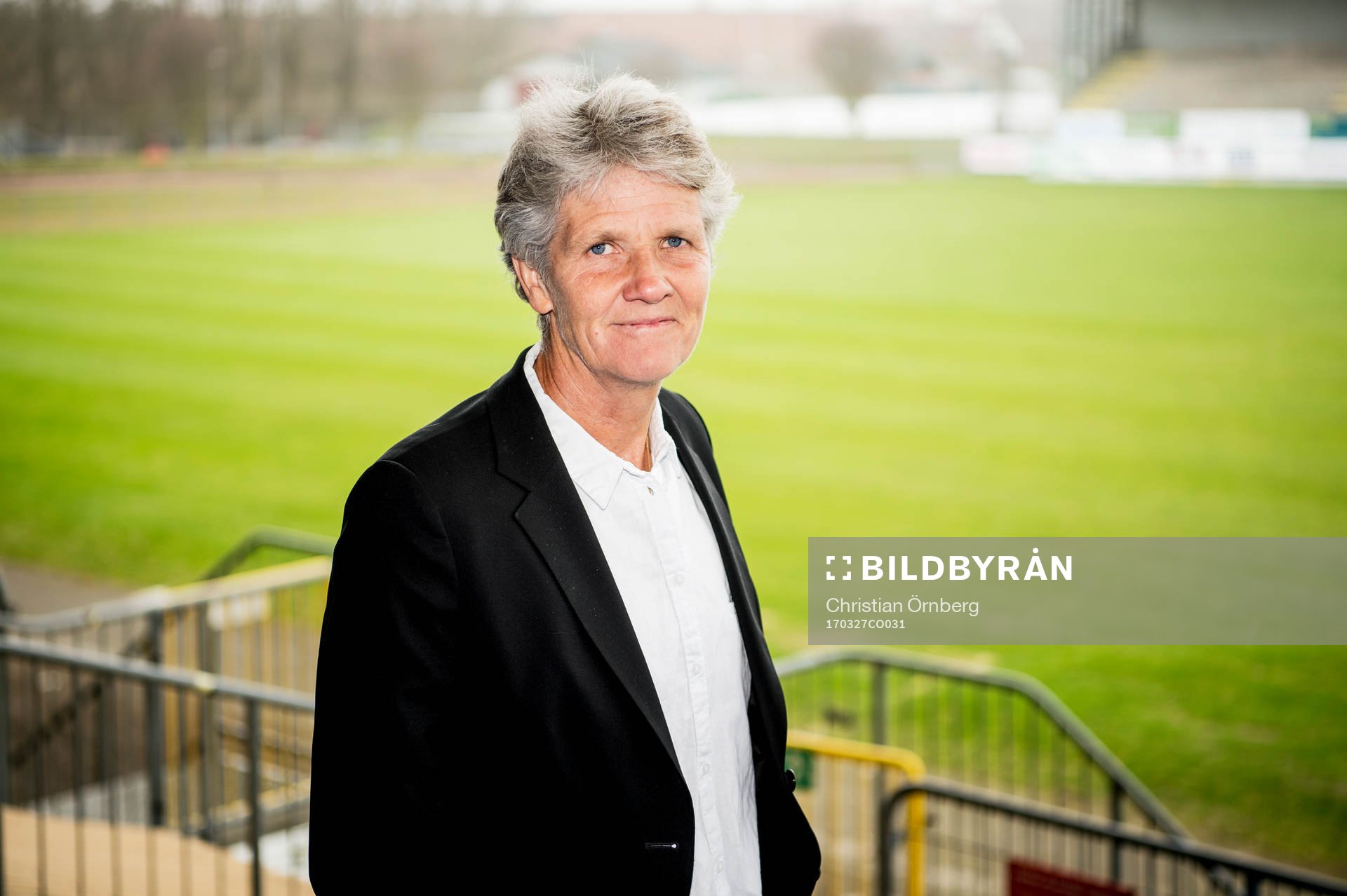 Förbundskaptenen för svenska damfotbollslandslaget, Pia