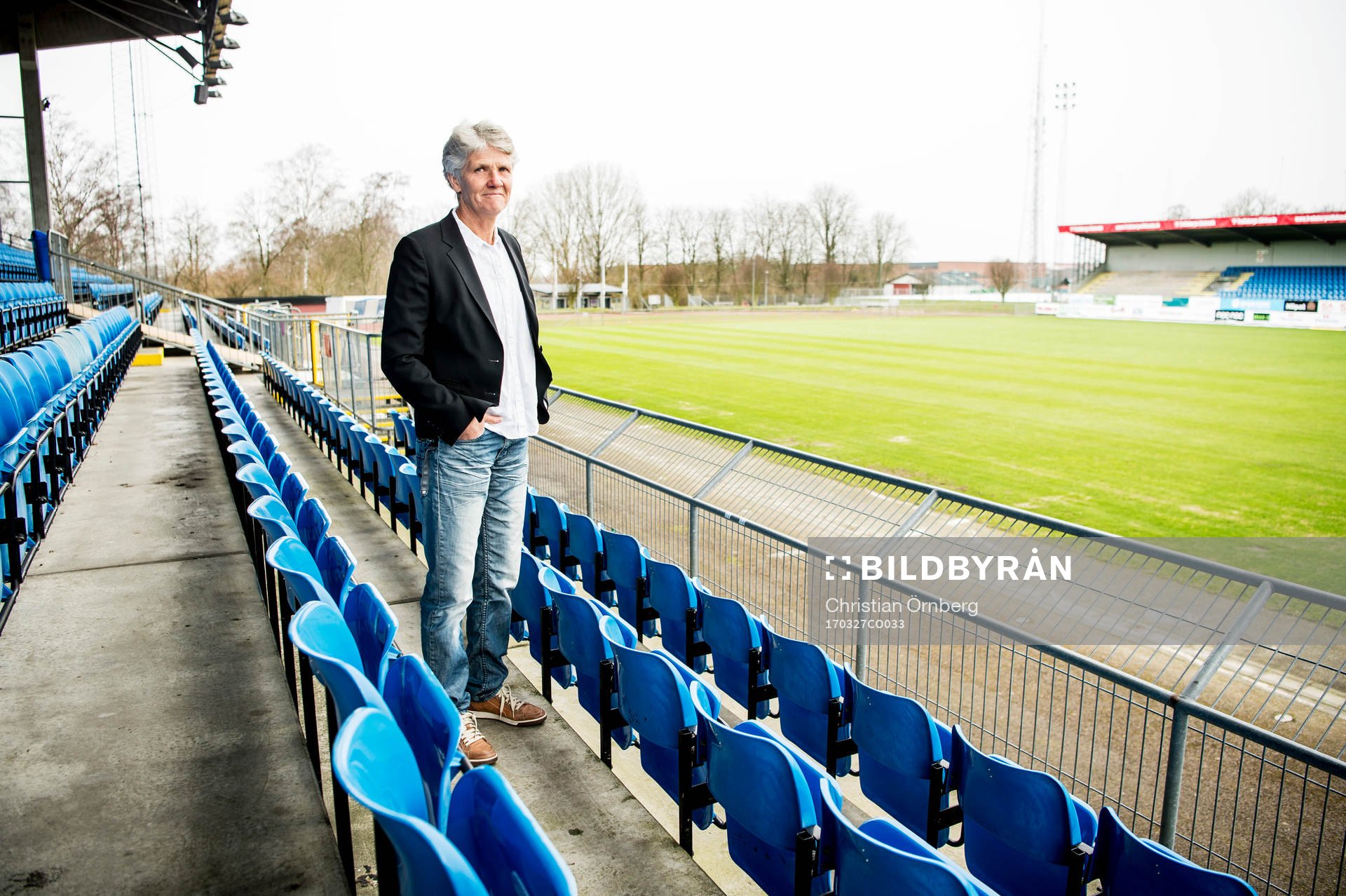 Förbundskaptenen för svenska damfotbollslandslaget, Pia