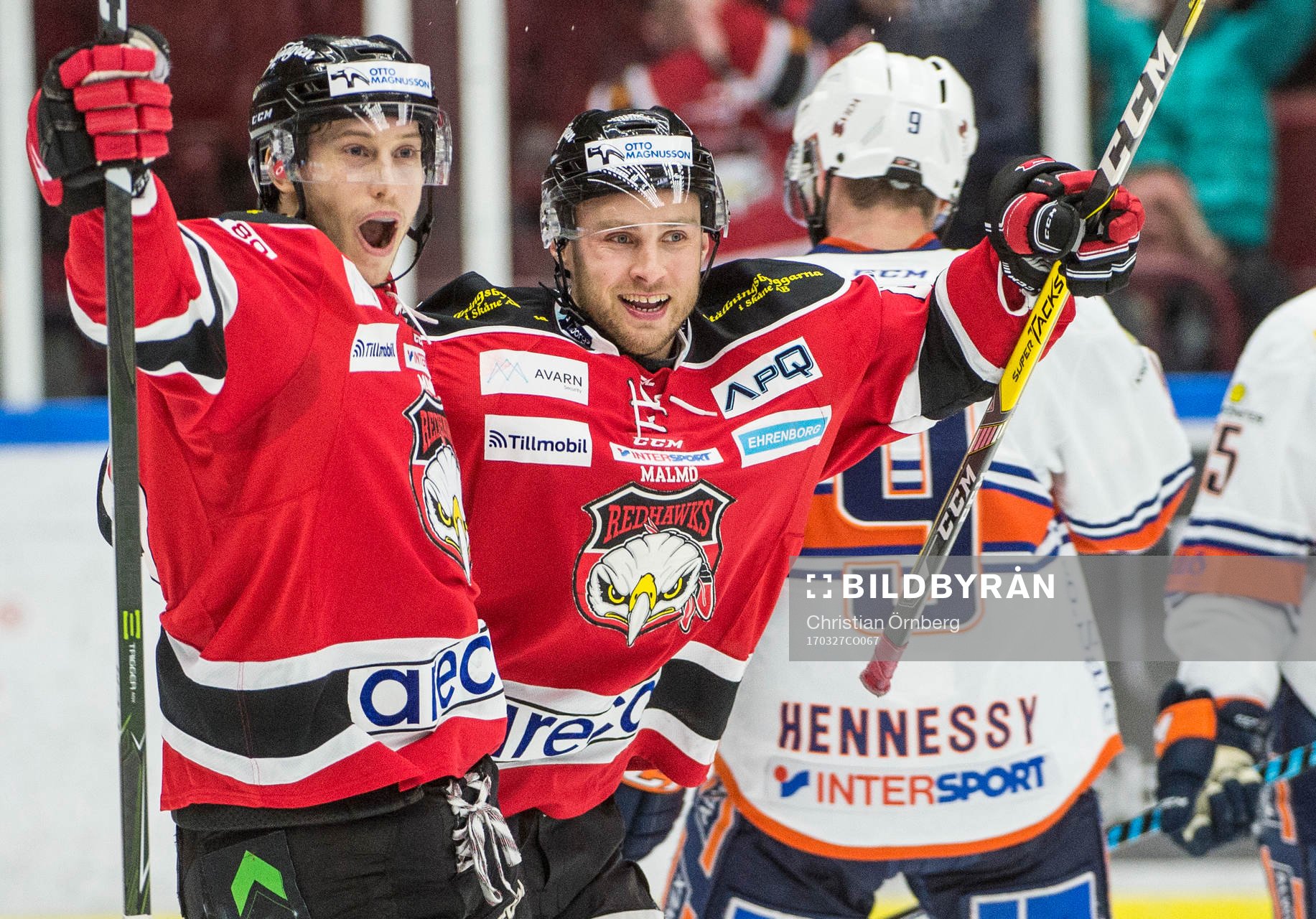 Malmö Redhawks Robin Alvarez jublar med Ilari Filppula åt