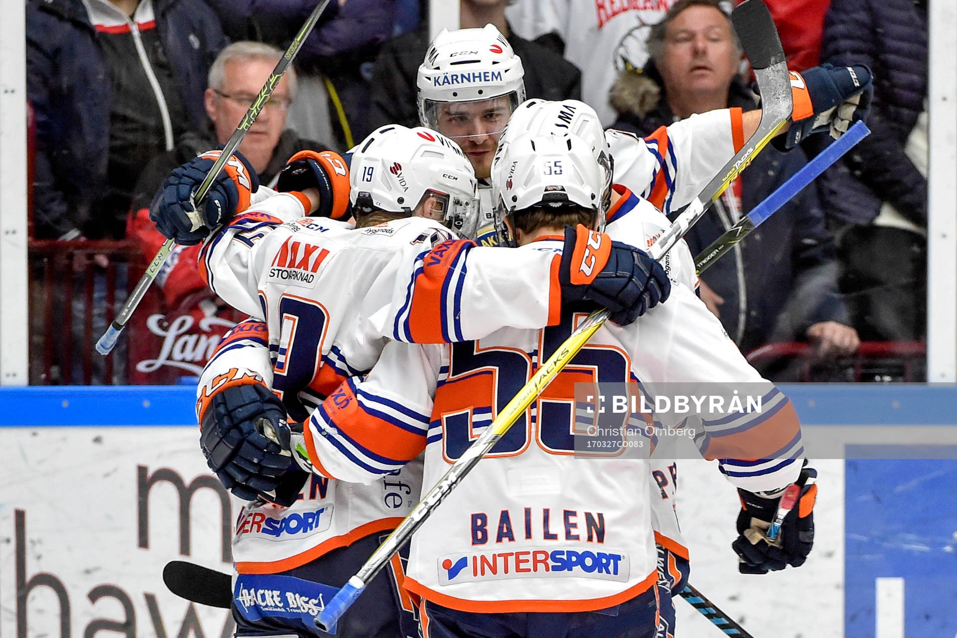 Växjös Olli Palola jublar med lagkamrater