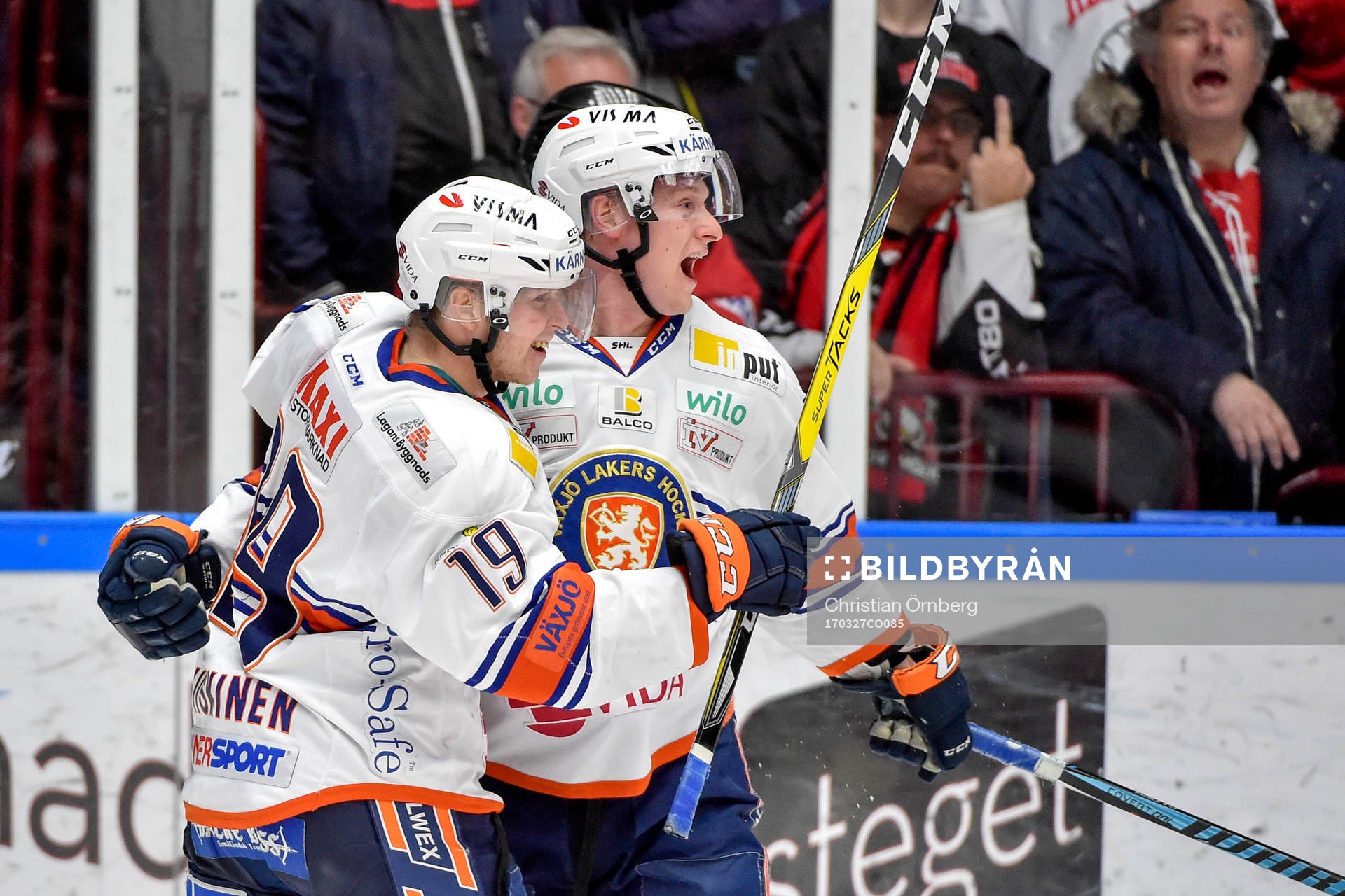 Växjös Olli Palola jublar med Tuomas Kiiskinen