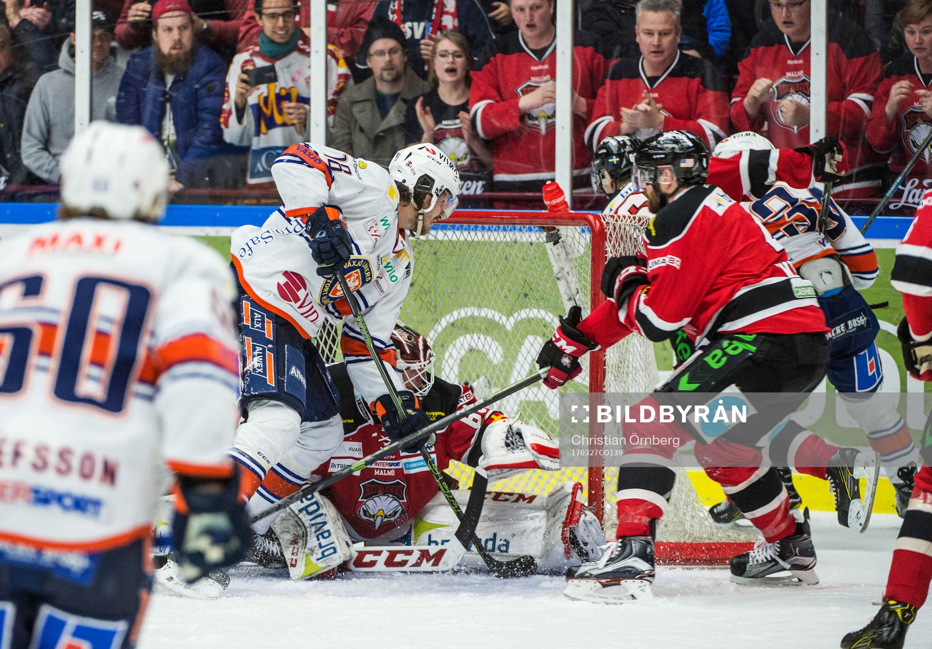 Malmö Redhawks Noah Welch och målvakt Oscar Alsenfelt och