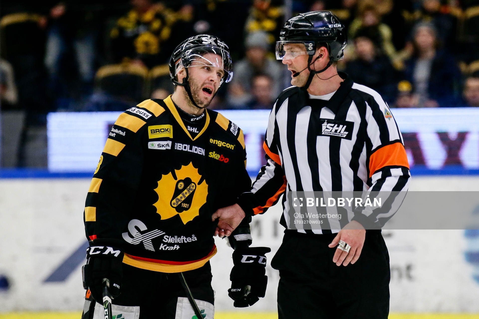 Skellefteås Pontus Petterström i samtal med domare Mikael
