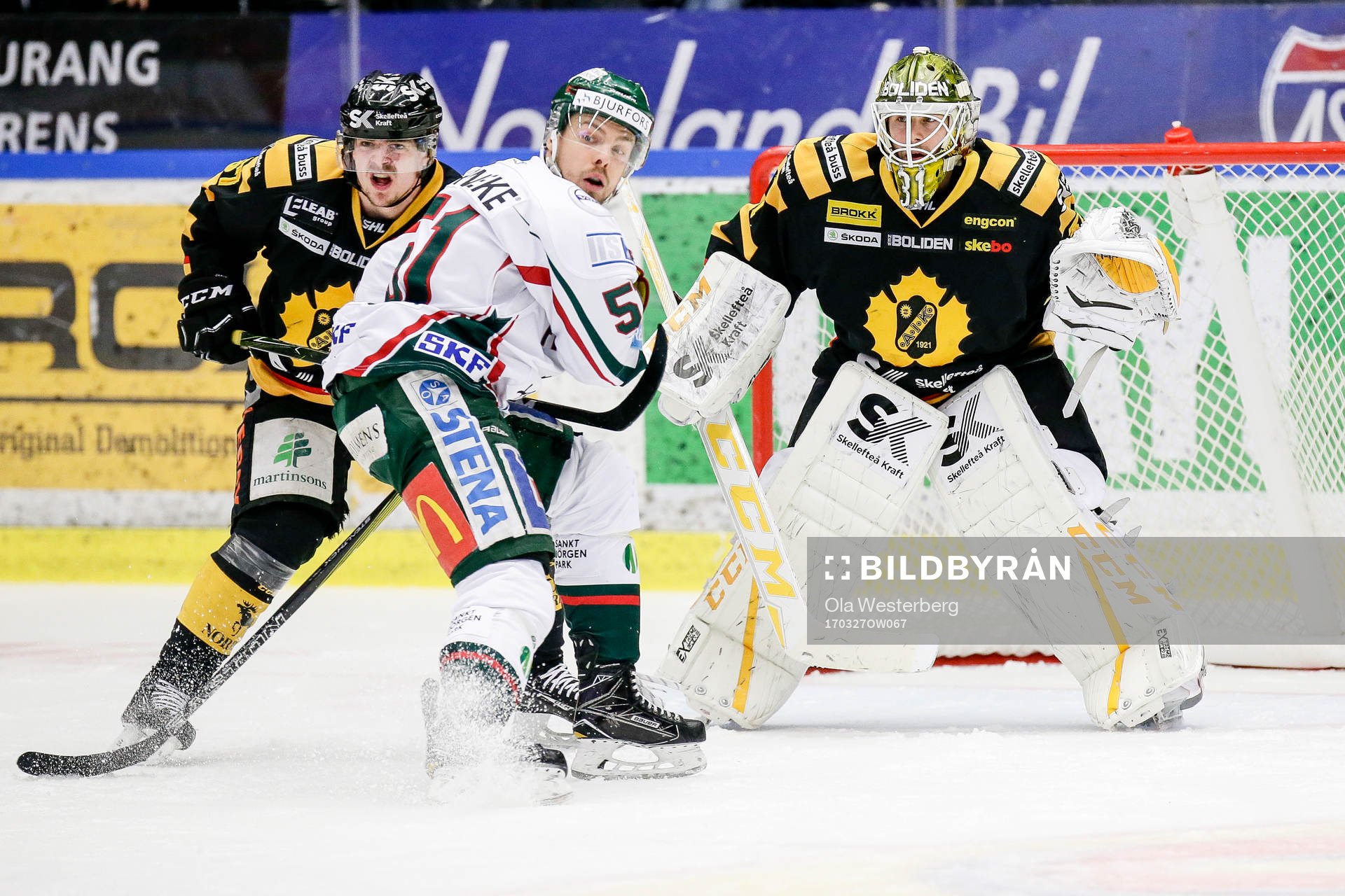Skellefteås Emil Djuse  och målvakt Joni Ortio