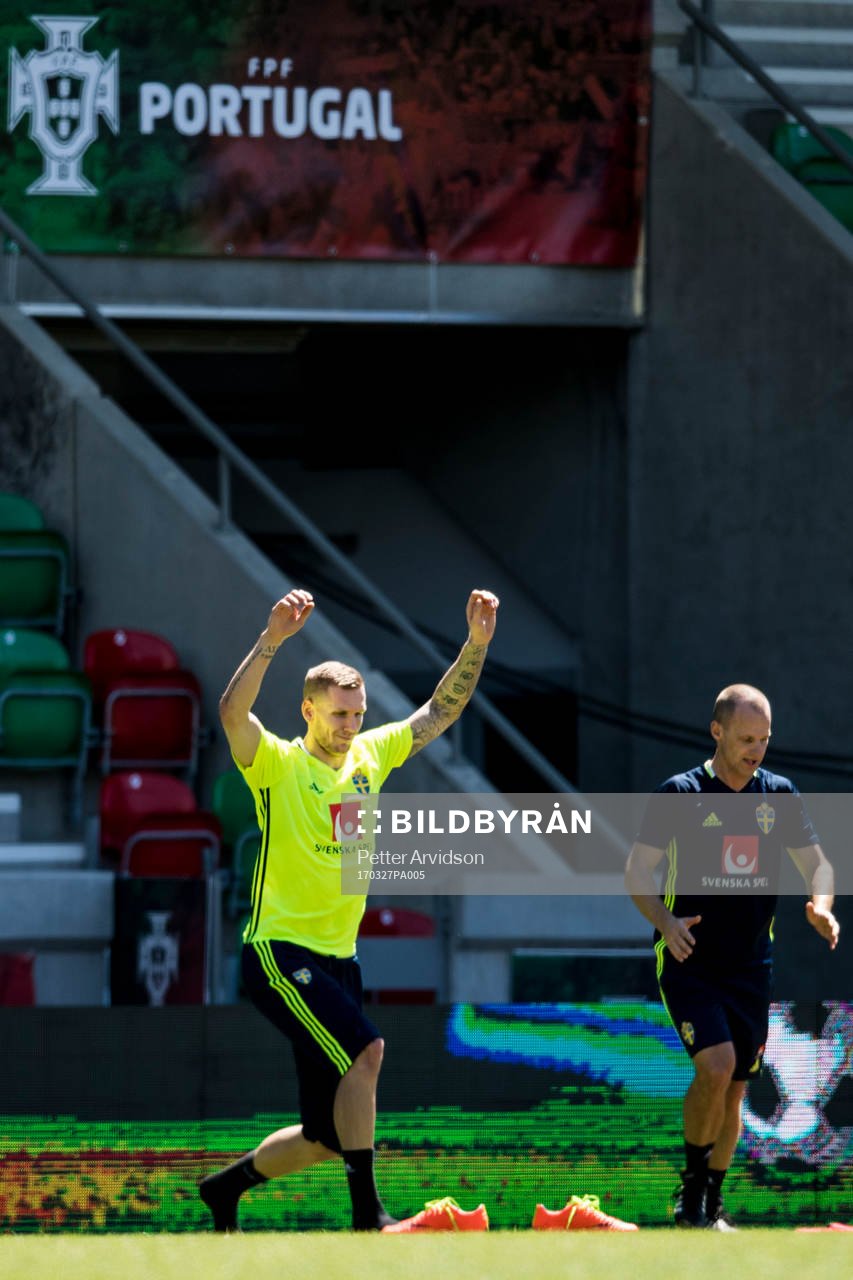 Sveriges målvakt Robin Olsen tränar på egen hand