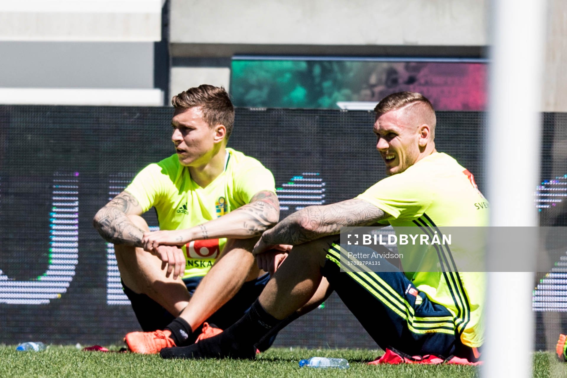 Sveriges Victor Nilsson Lindelöf och målvakt Robin Olsen
