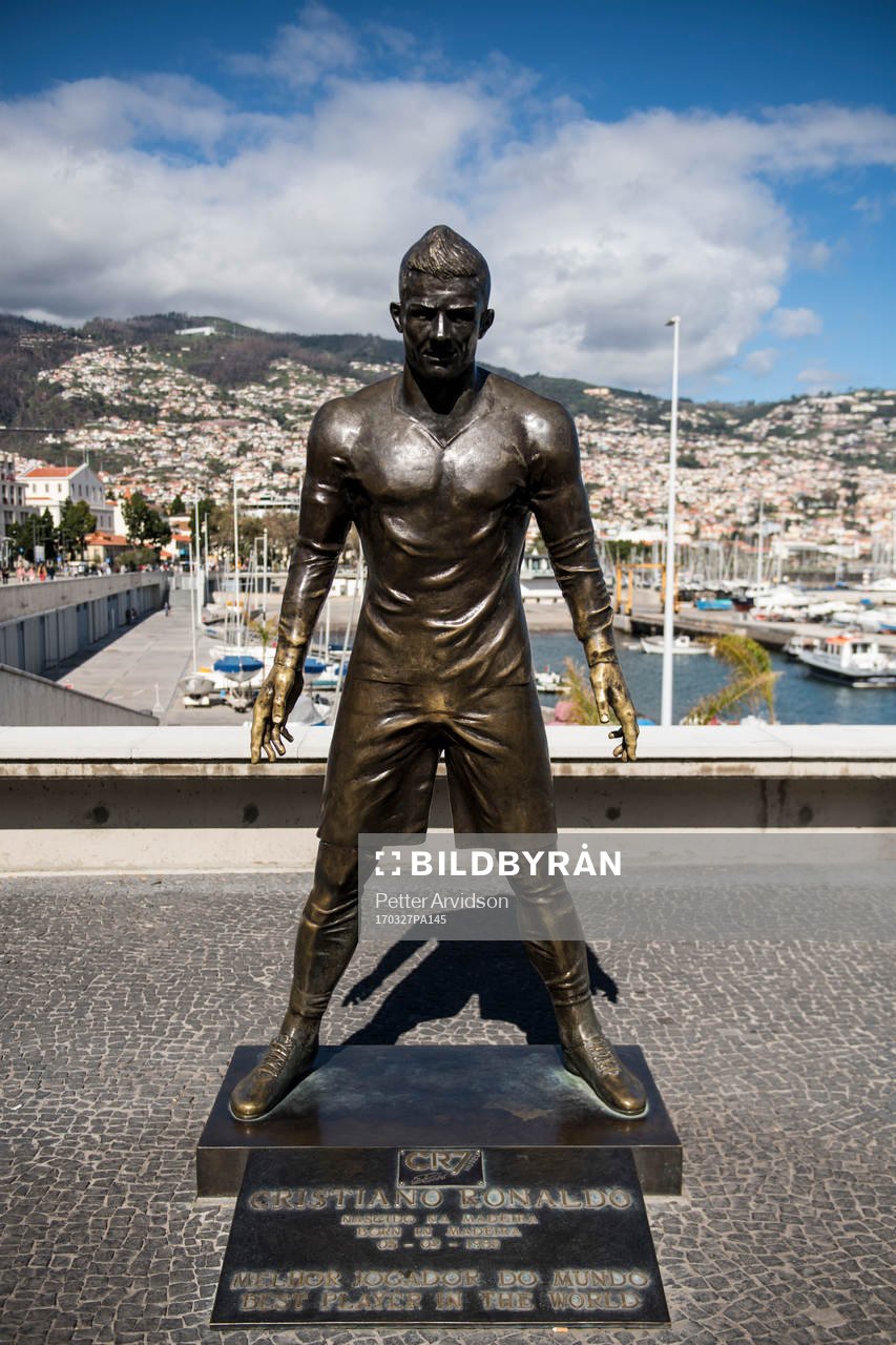 Cristiano Ronaldo staty utanför CR7 Museum för att hylla