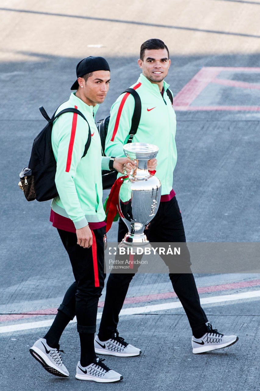 Portugals Cristiano Ronaldo och Pepe med EM-pokalen när