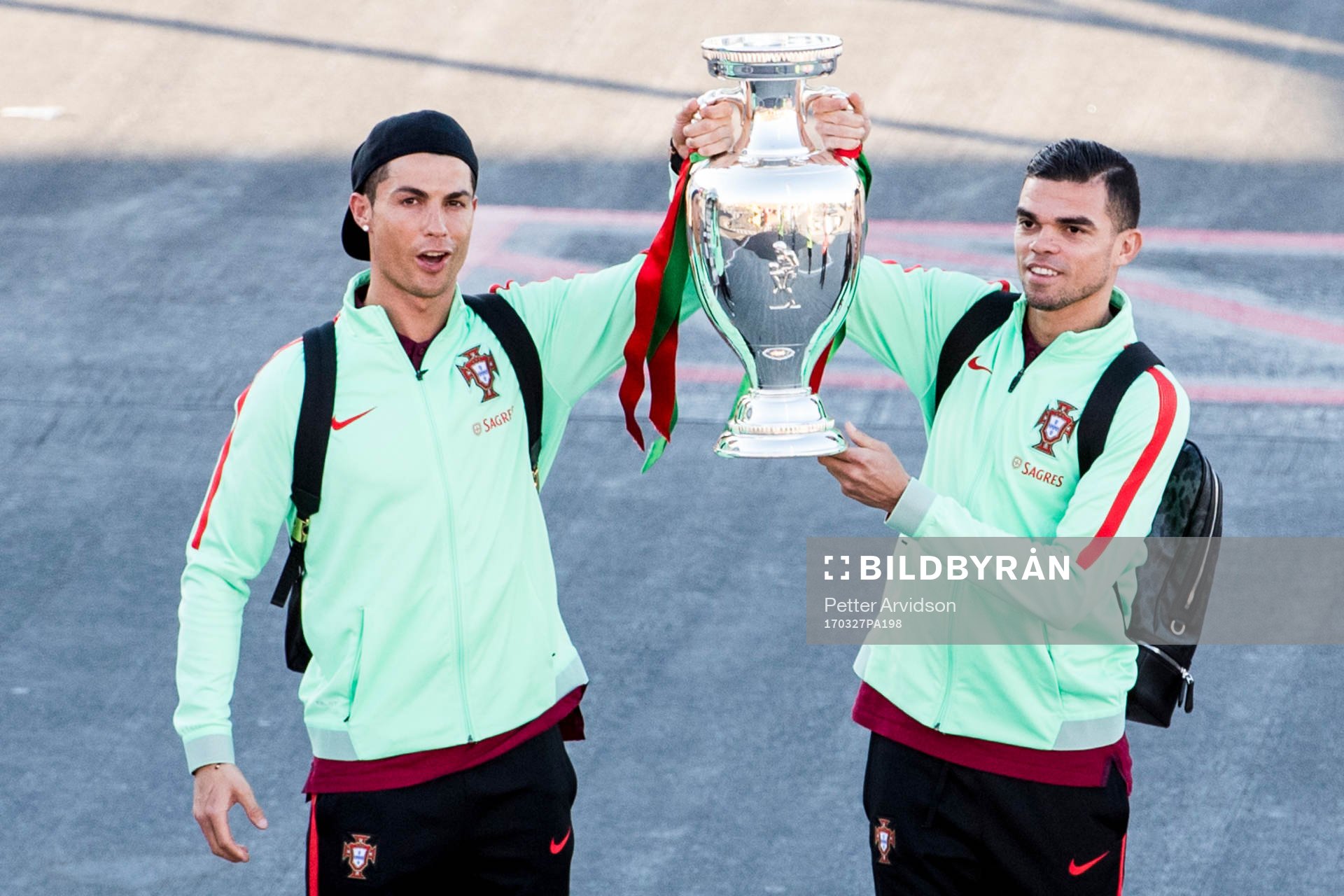 Portugals Cristiano Ronaldo och Pepe visar upp EM-pokalen